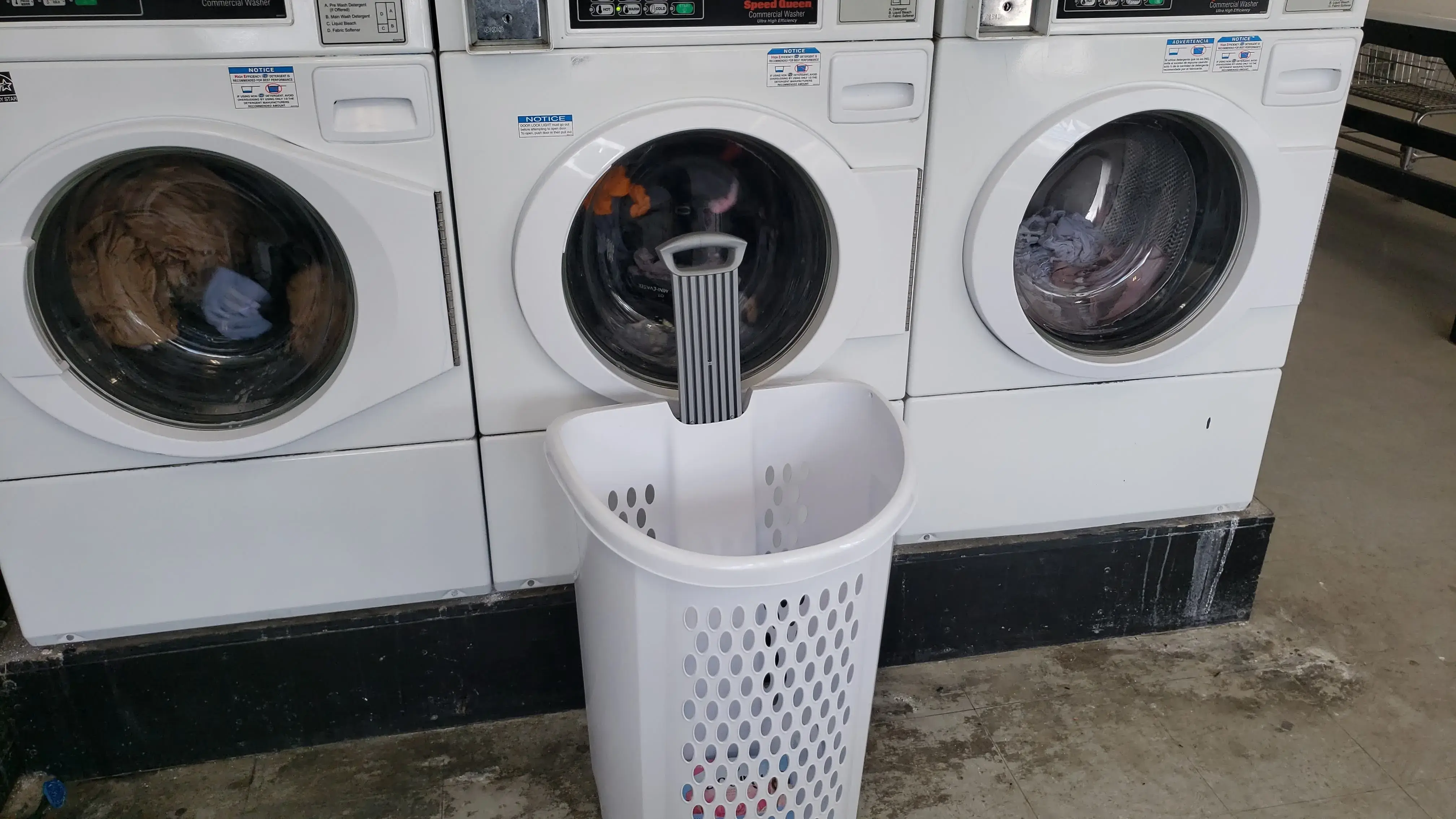 E-Z Wash Laundromat thumbnail 3