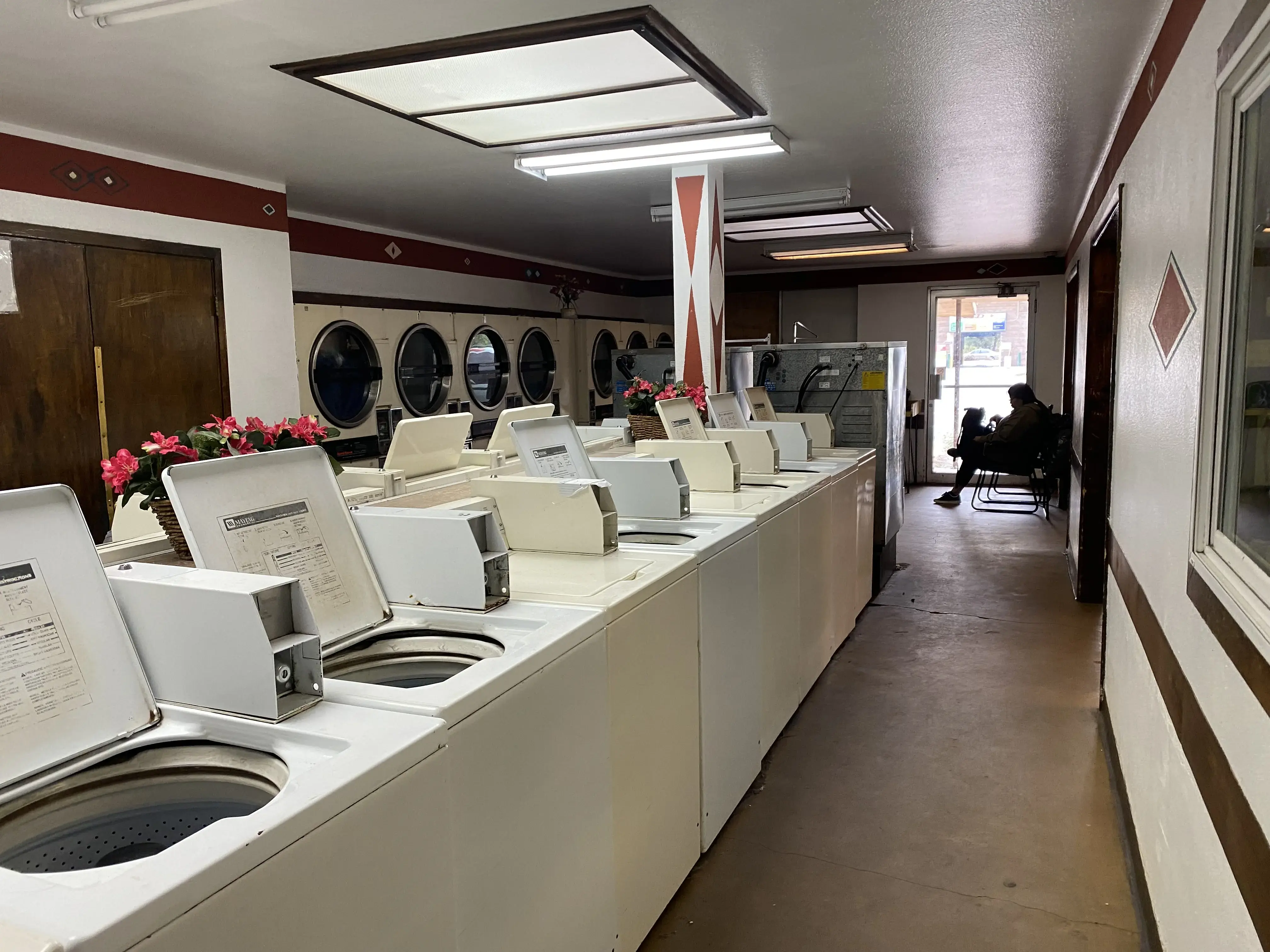 Earl's Laundry & Dry Cleaning - Image 3