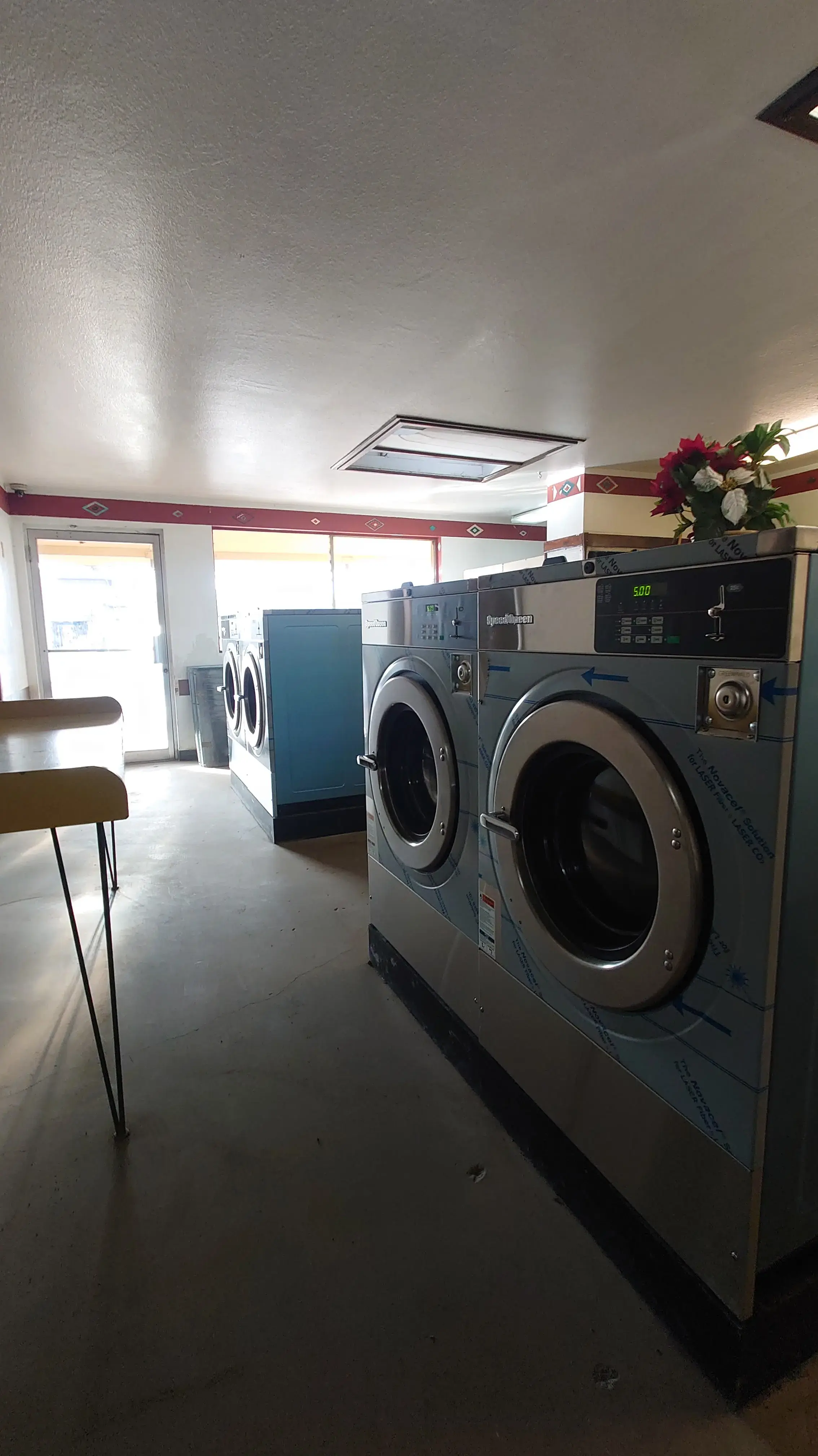 Earl's Laundry & Dry Cleaning - Image 17