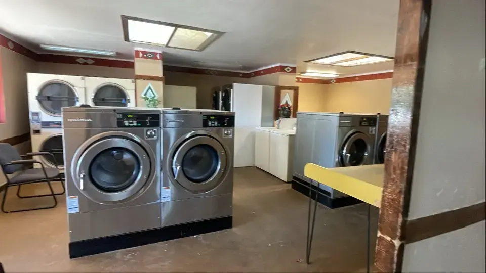 Earl's Laundry & Dry Cleaning - Image 1