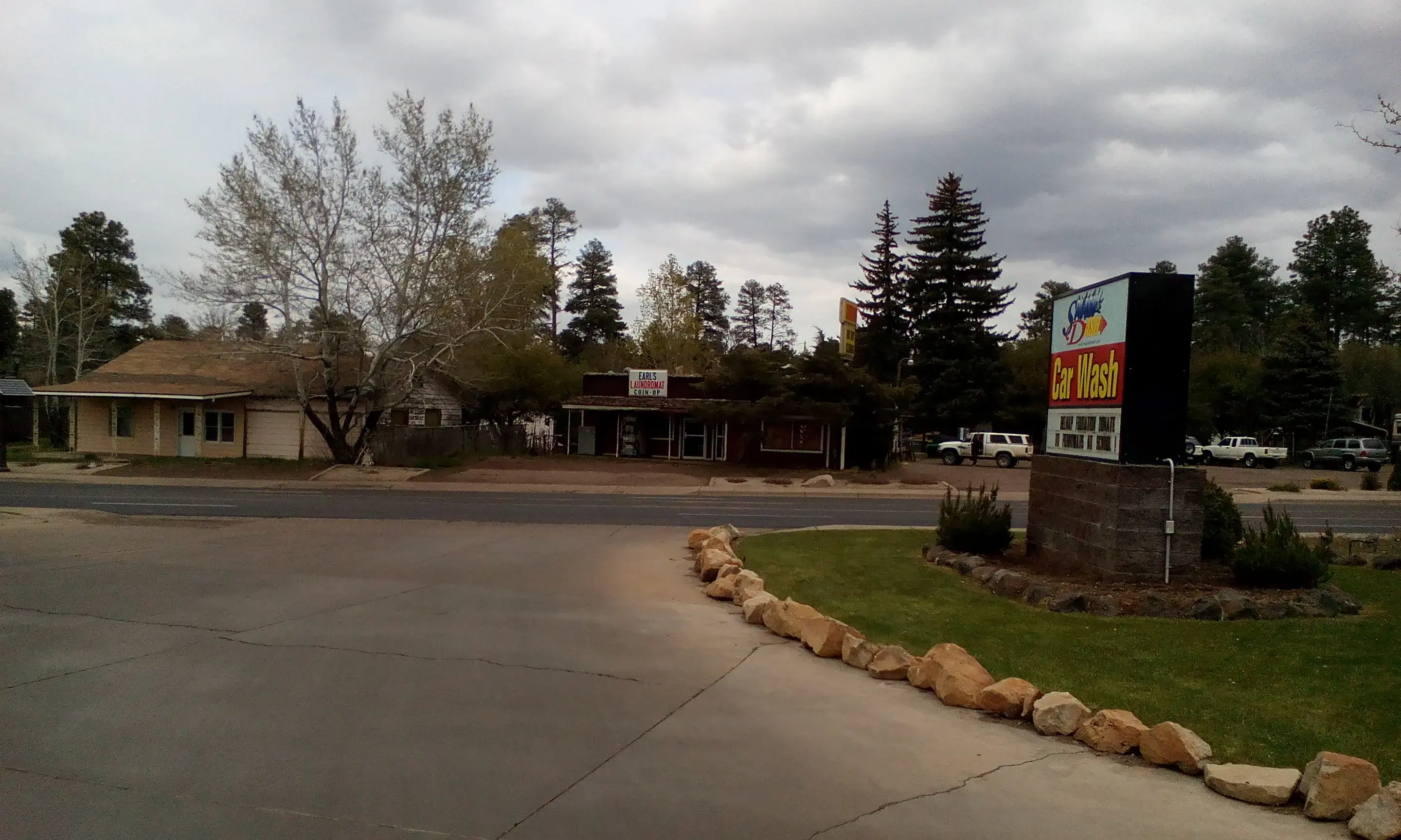 Earl's Laundry & Dry Cleaning - Image 14