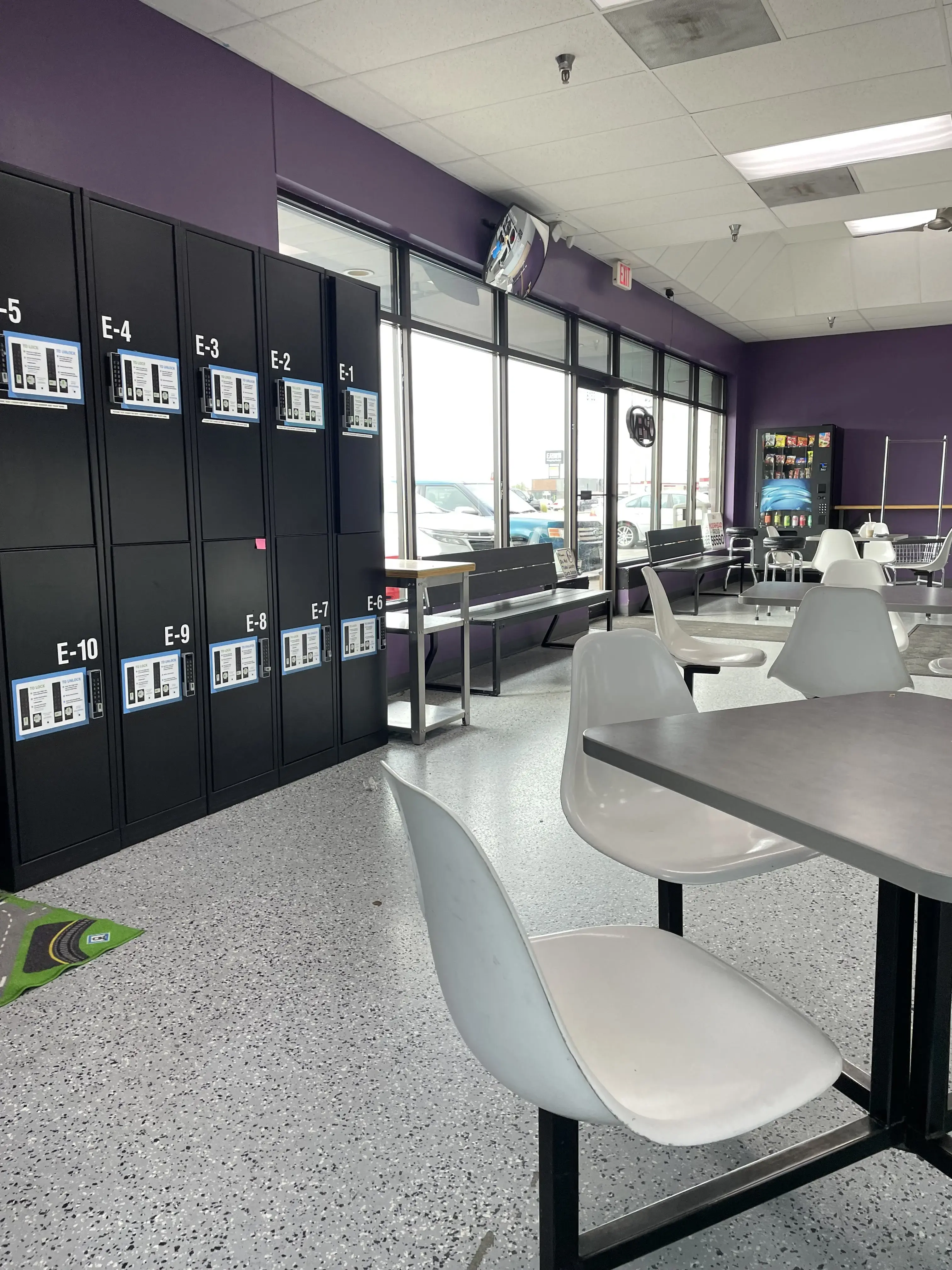 East 10 Laundry - Image 20