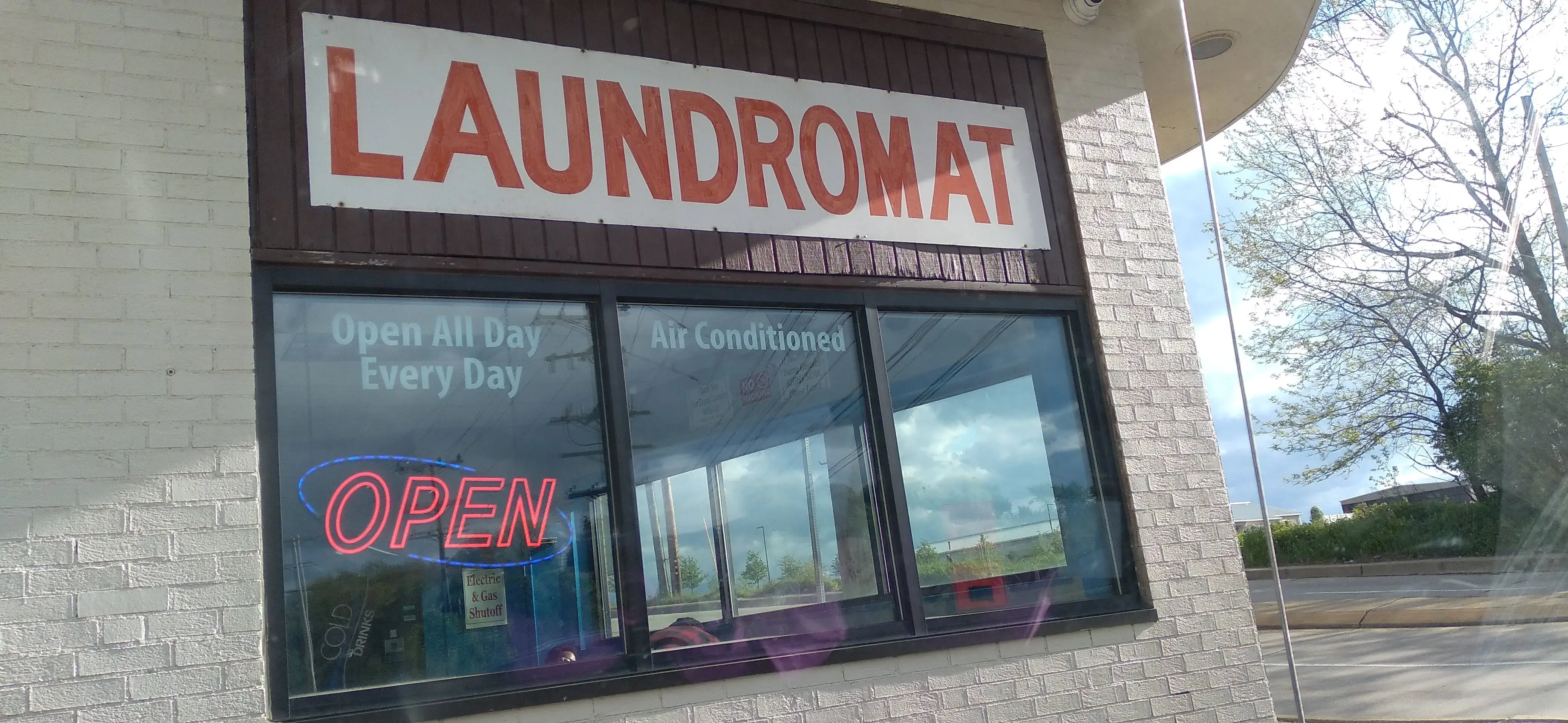 East Hills Coin Laundry thumbnail 4