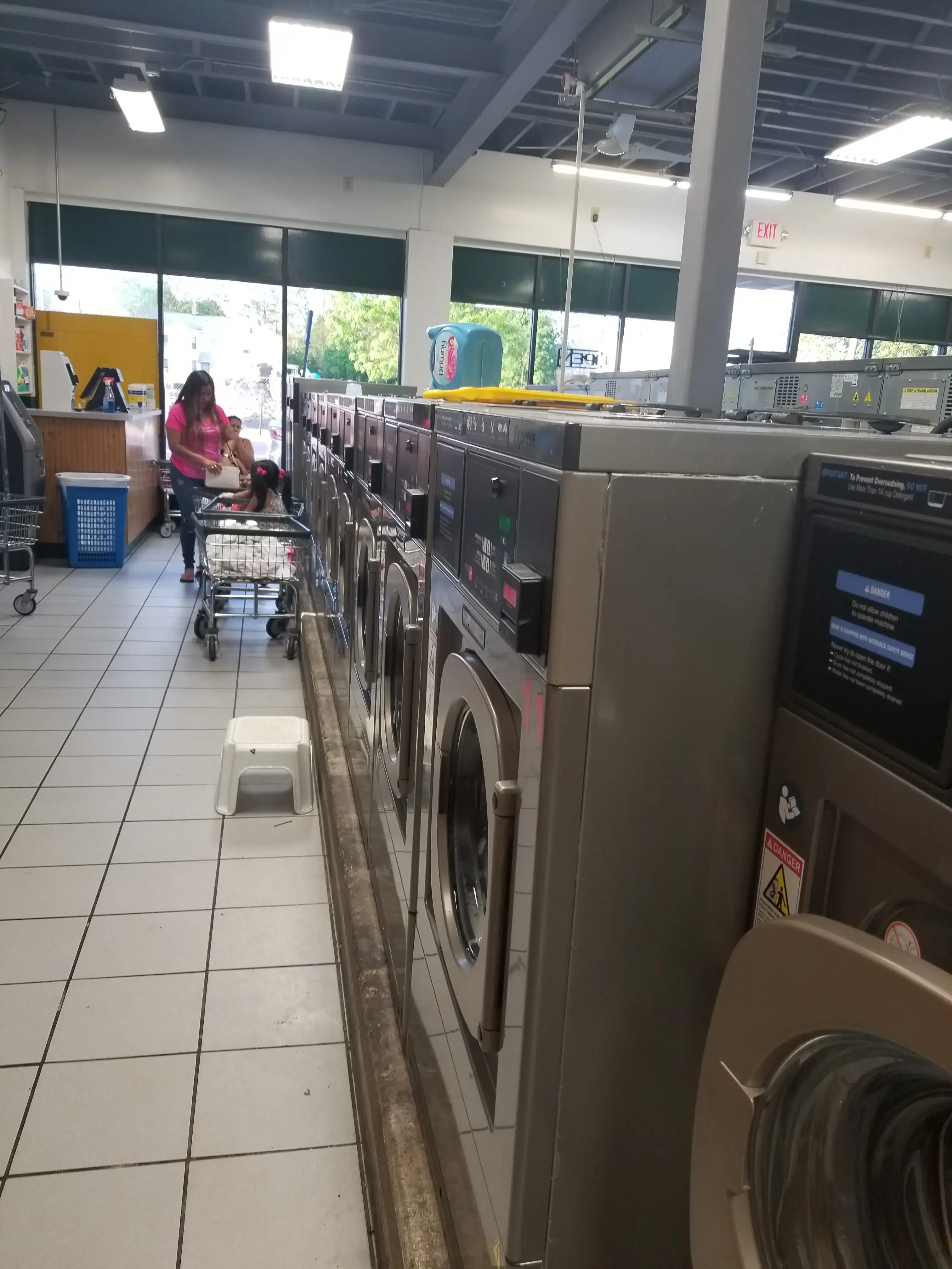 East Second Laundromat - Image 9