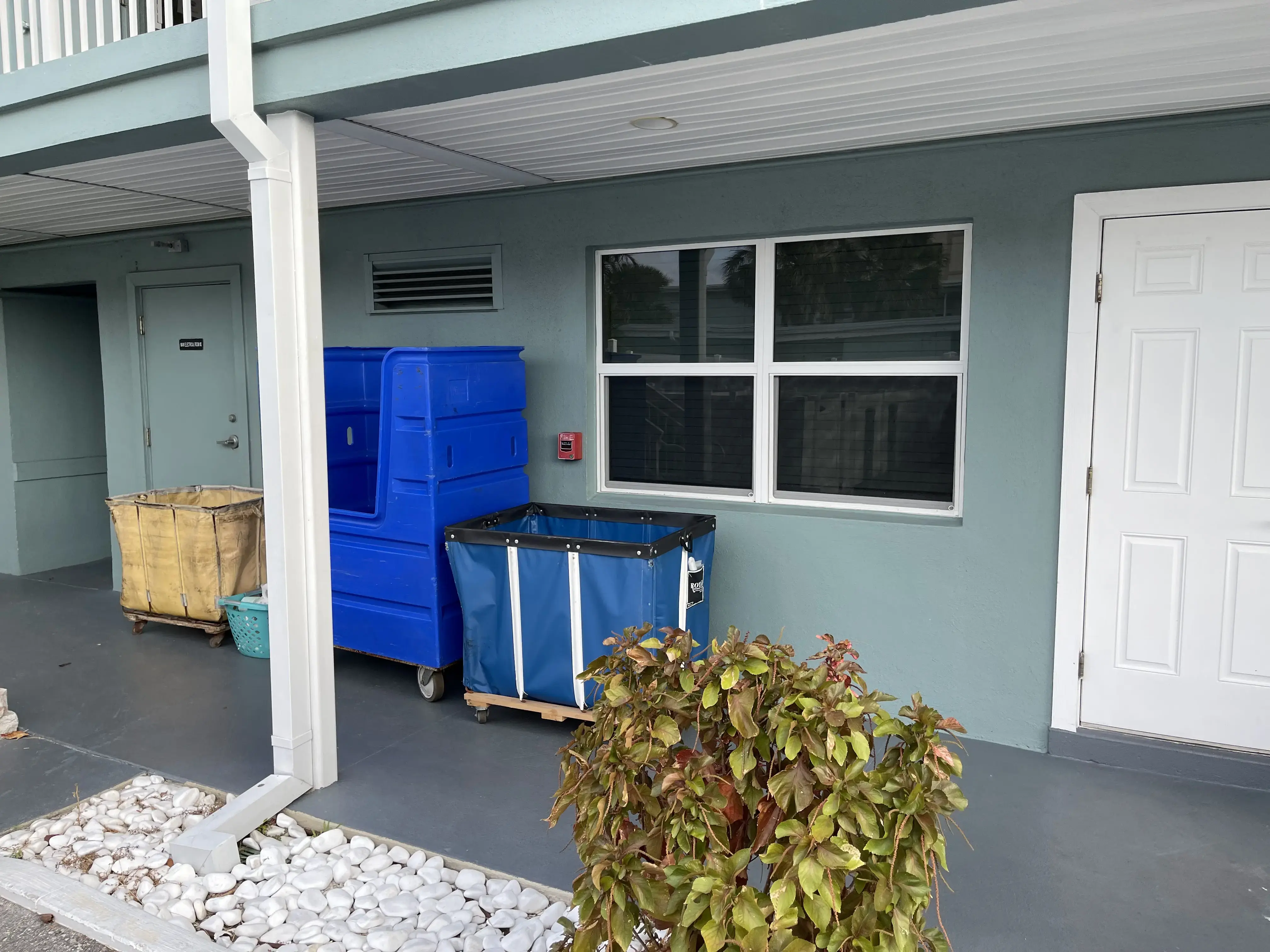 Easy Kleen Laundromat - Image 6