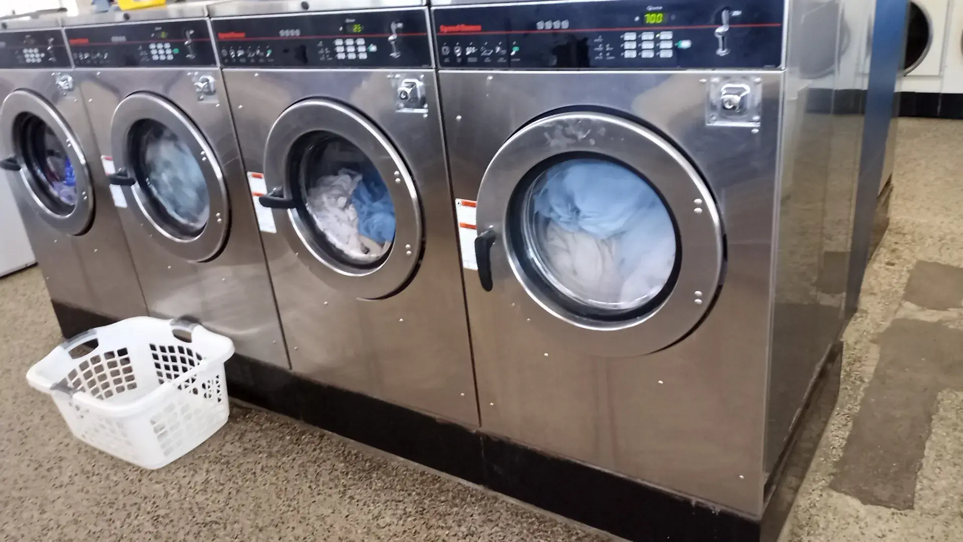 Easy Wash Coin Laundry thumbnail 6