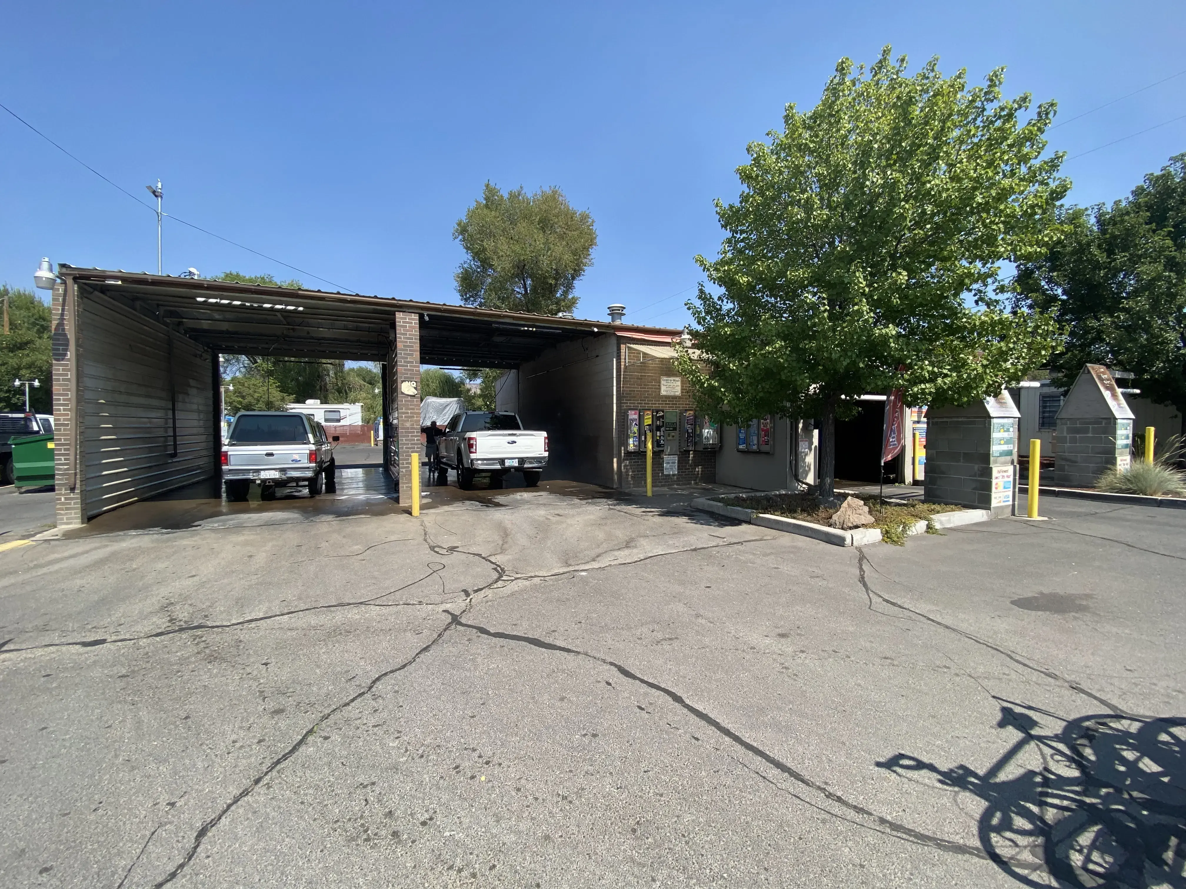 Econ-O-Wash Car Wash & Landromat thumbnail 15