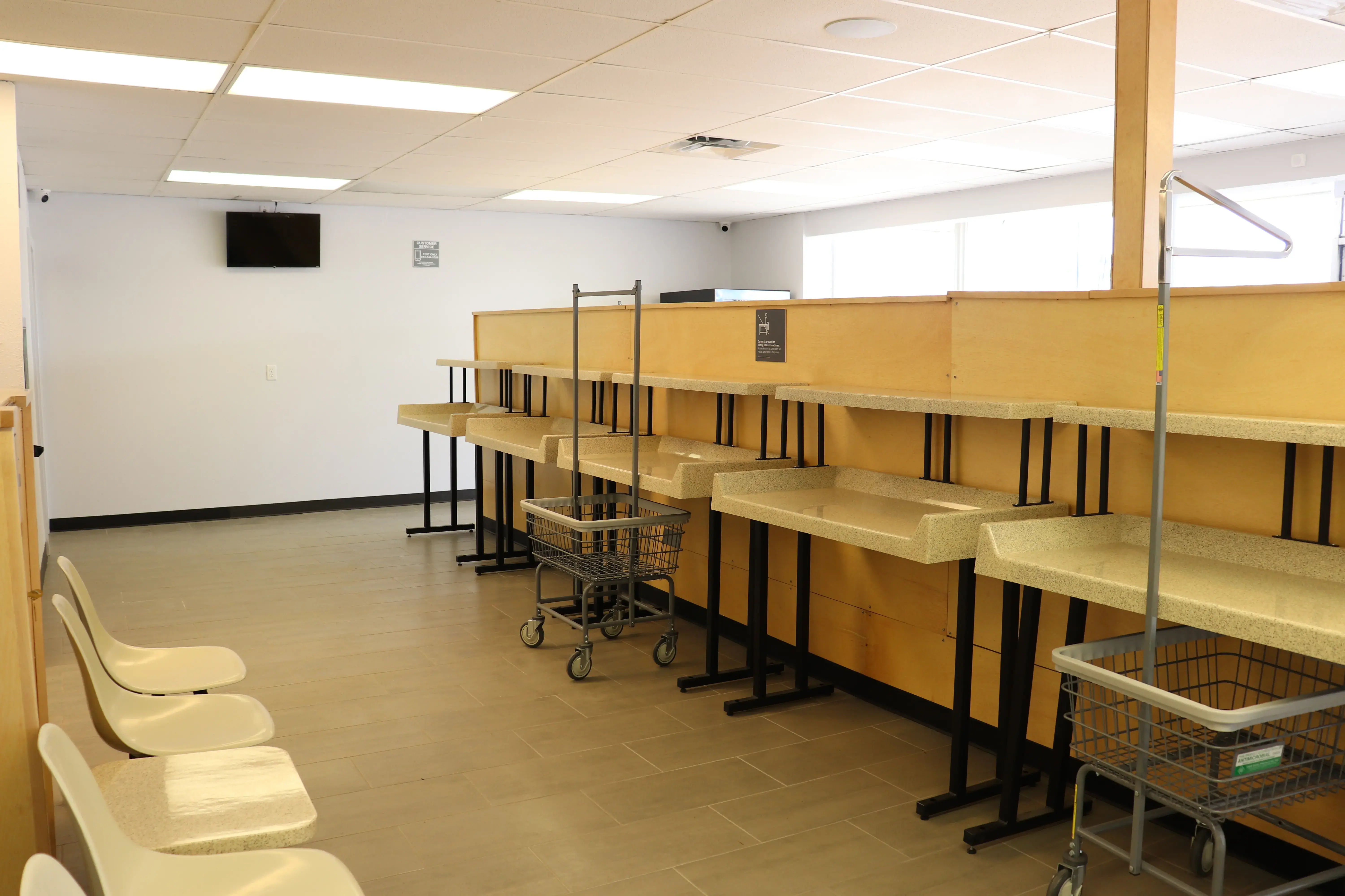 Egrets Laundromat thumbnail 5