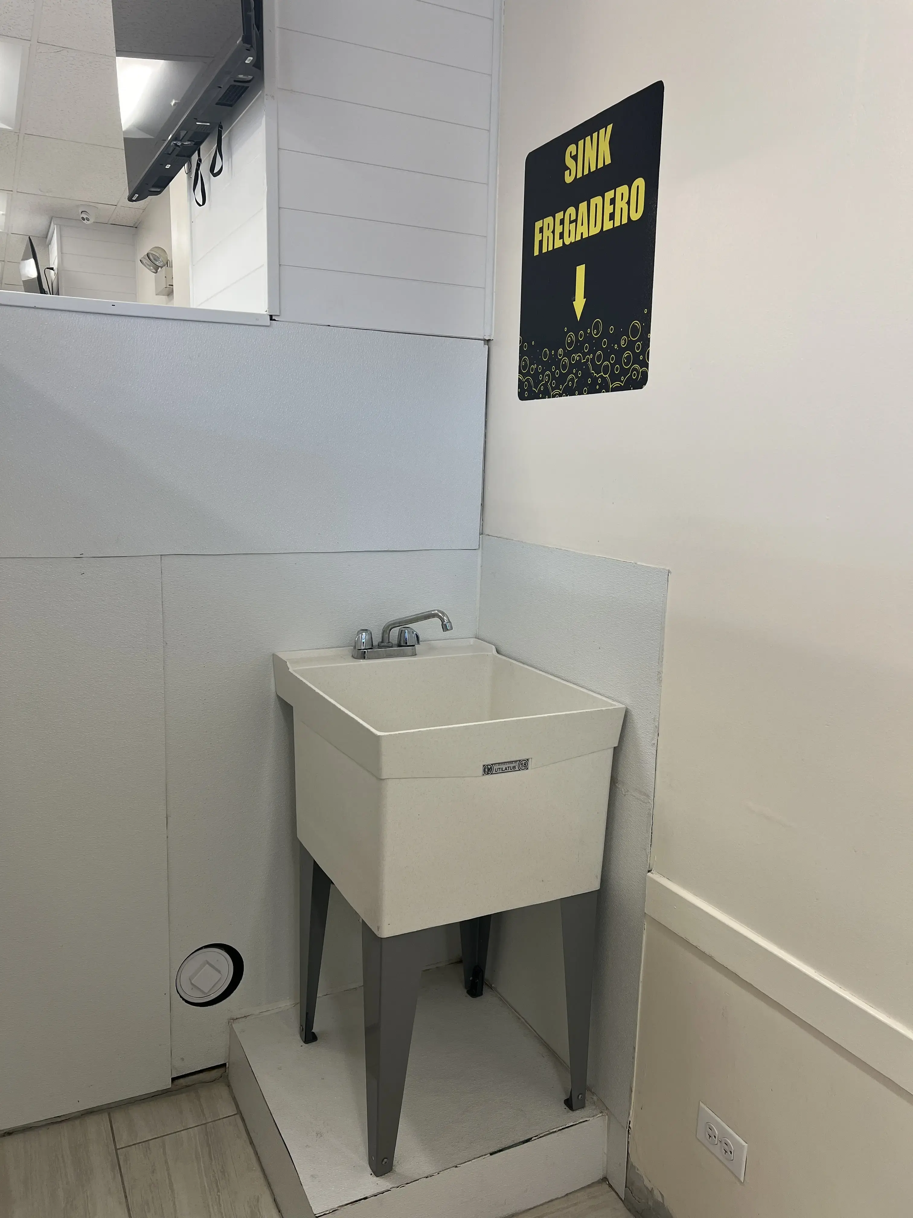Elgin Wash & Dry Laundromat - Image 10
