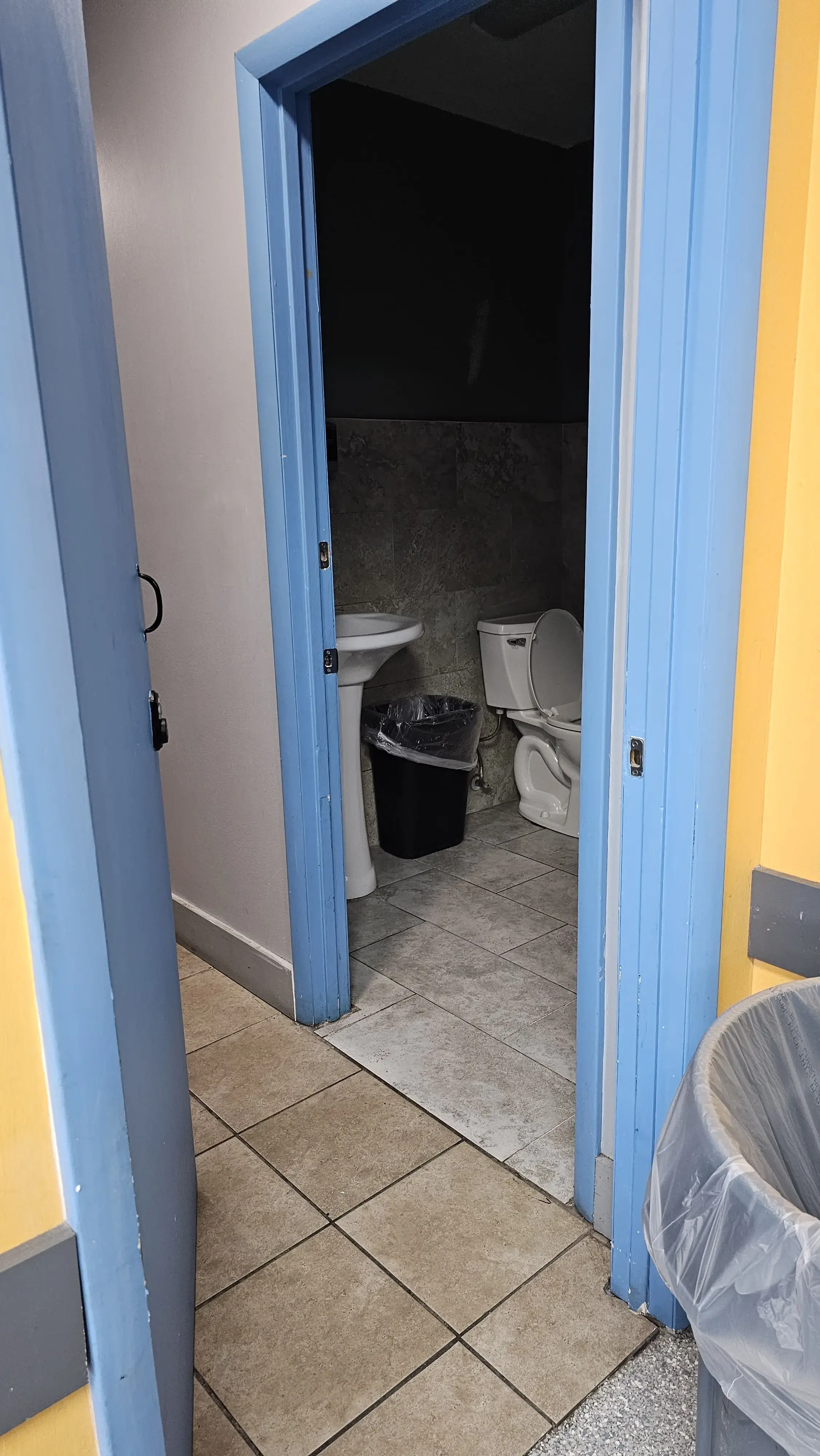 Ellenton Laundromat - Image 20