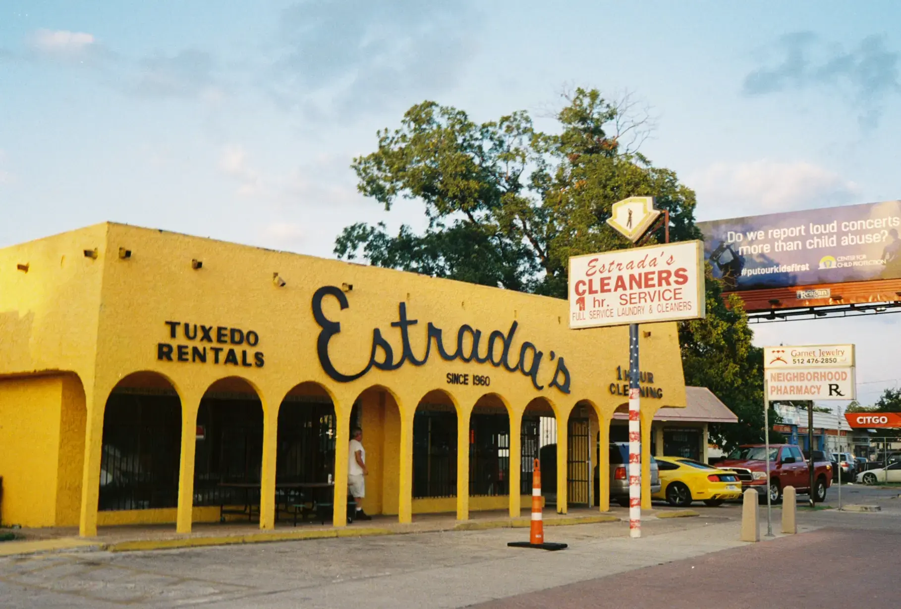 Estrada's Cleaners & Tuxedo - Image 25