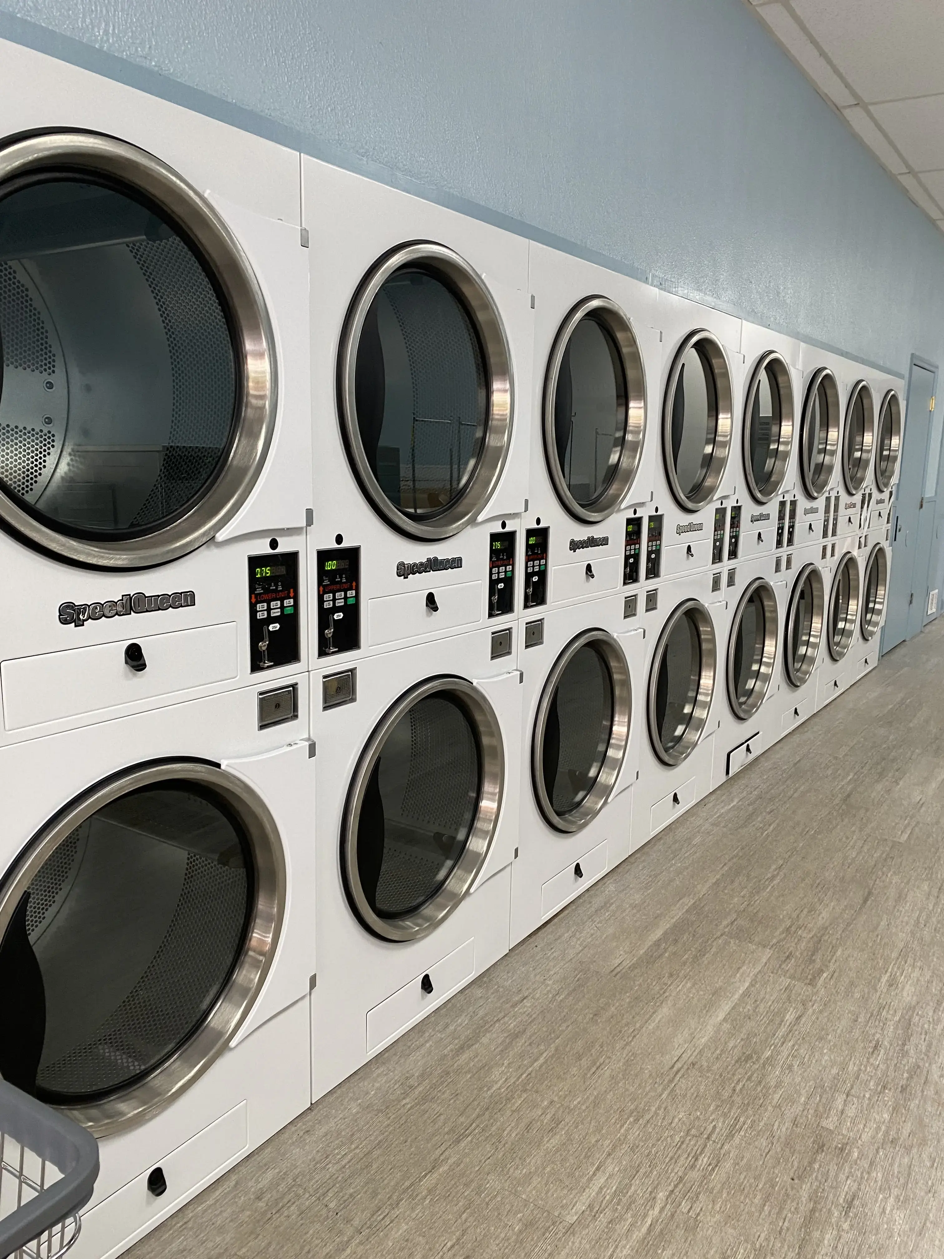 Everybuddy's Laundromat-Monument Point Shopping Center thumbnail 4