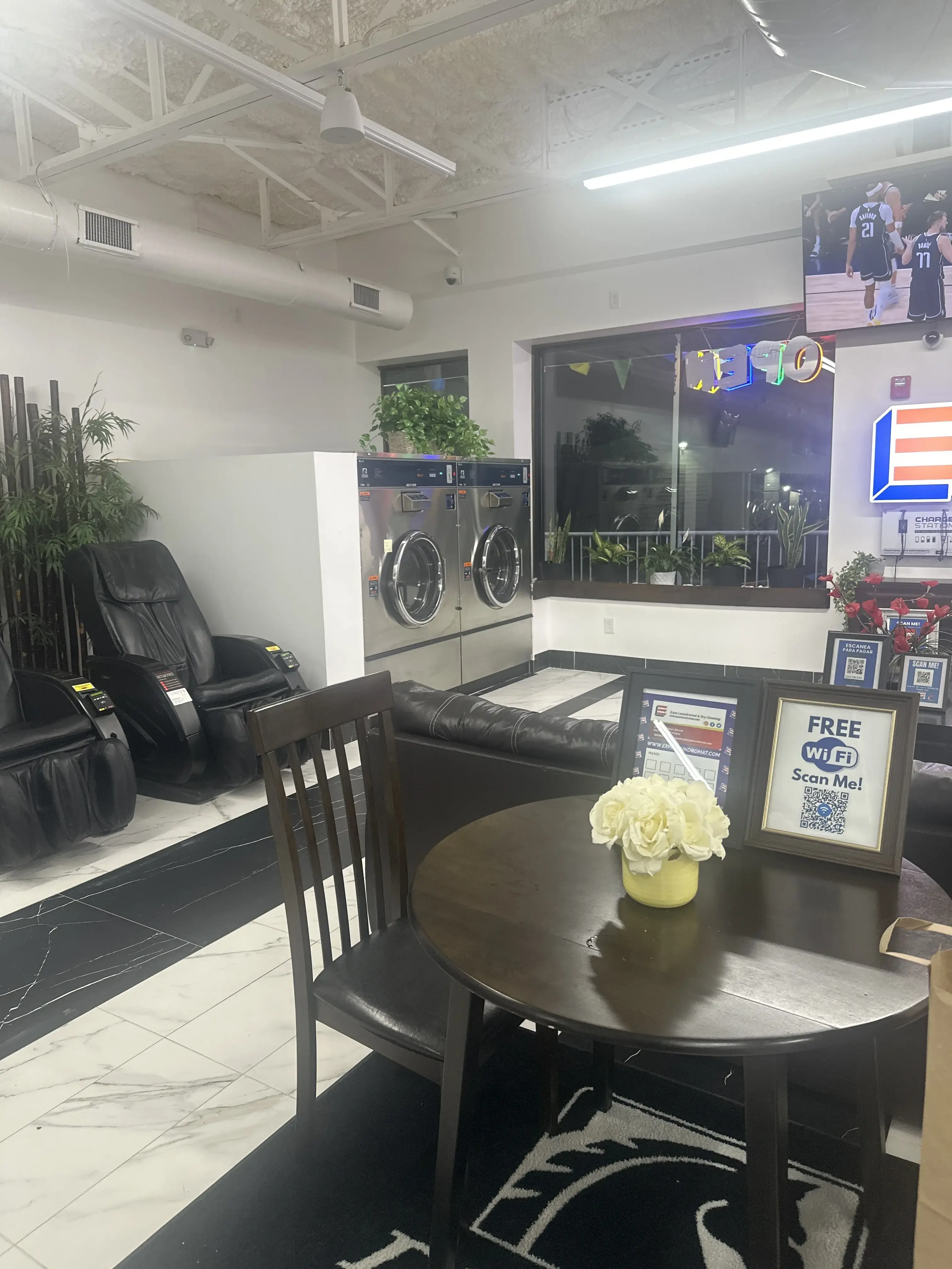 Expo Laundromat & Dry Cleaning - Stamford - Image 2