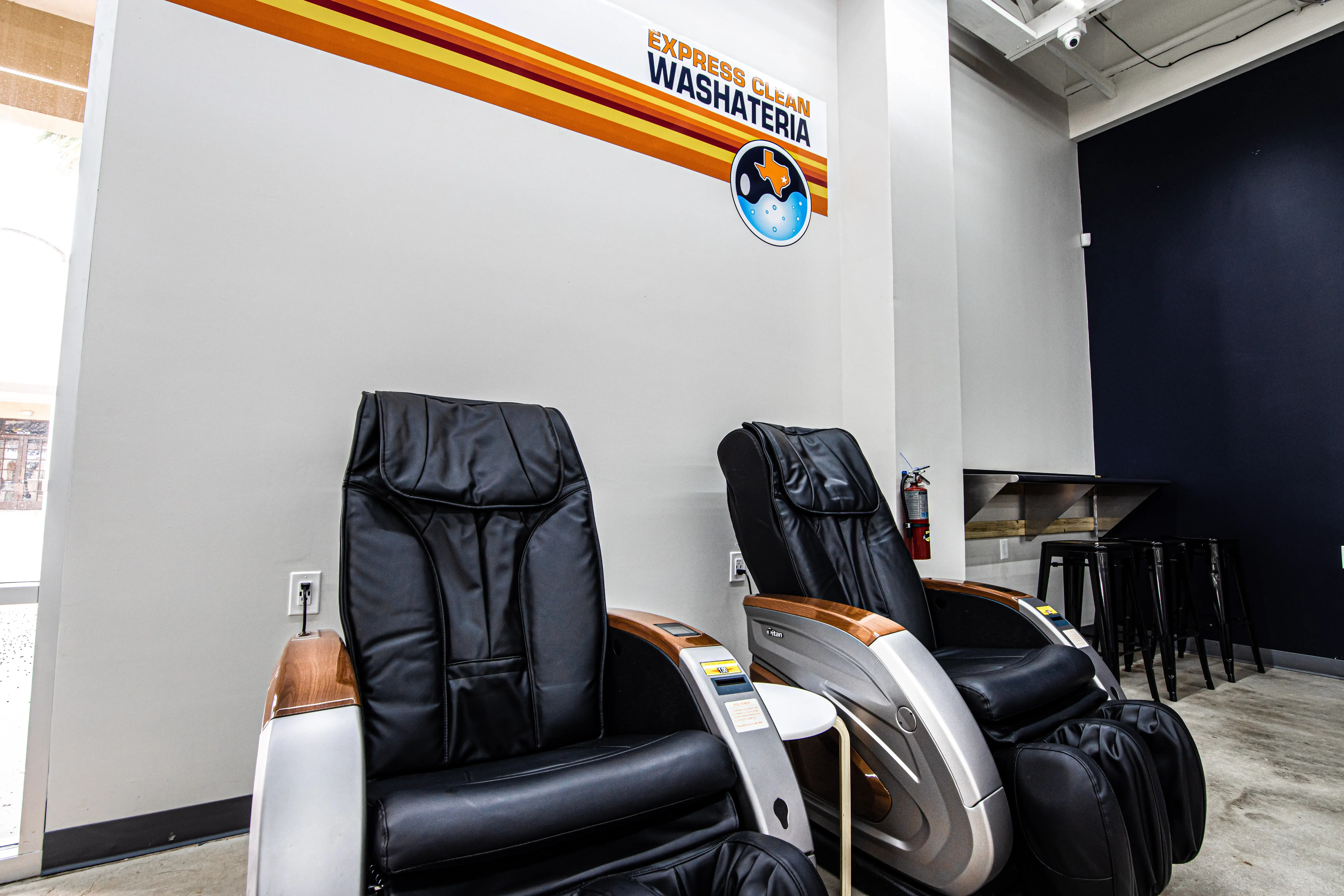 Express Clean Washateria - Image 6