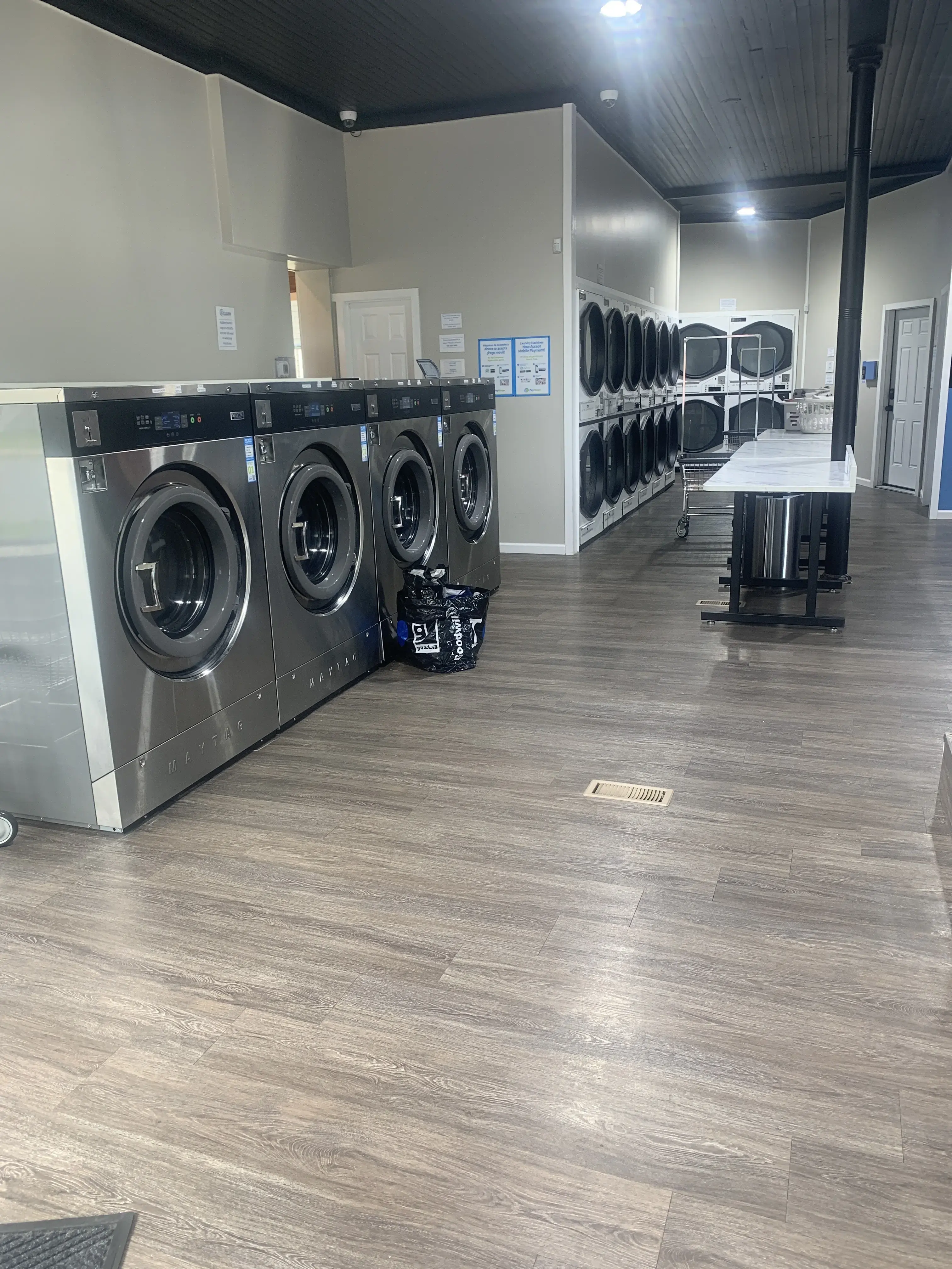 EZ Clean Laundromat - Image 17
