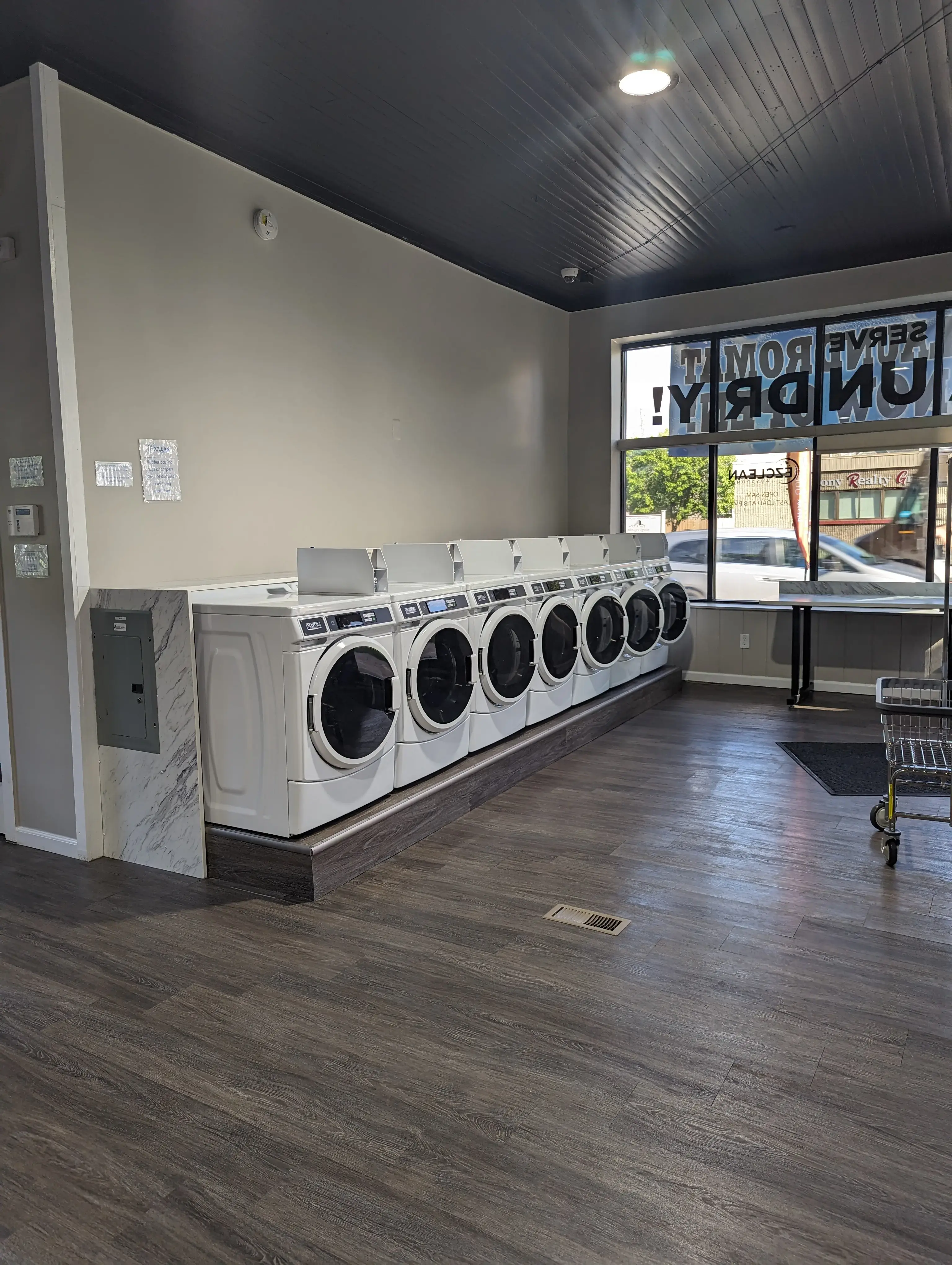 EZ Clean Laundromat - Image 15