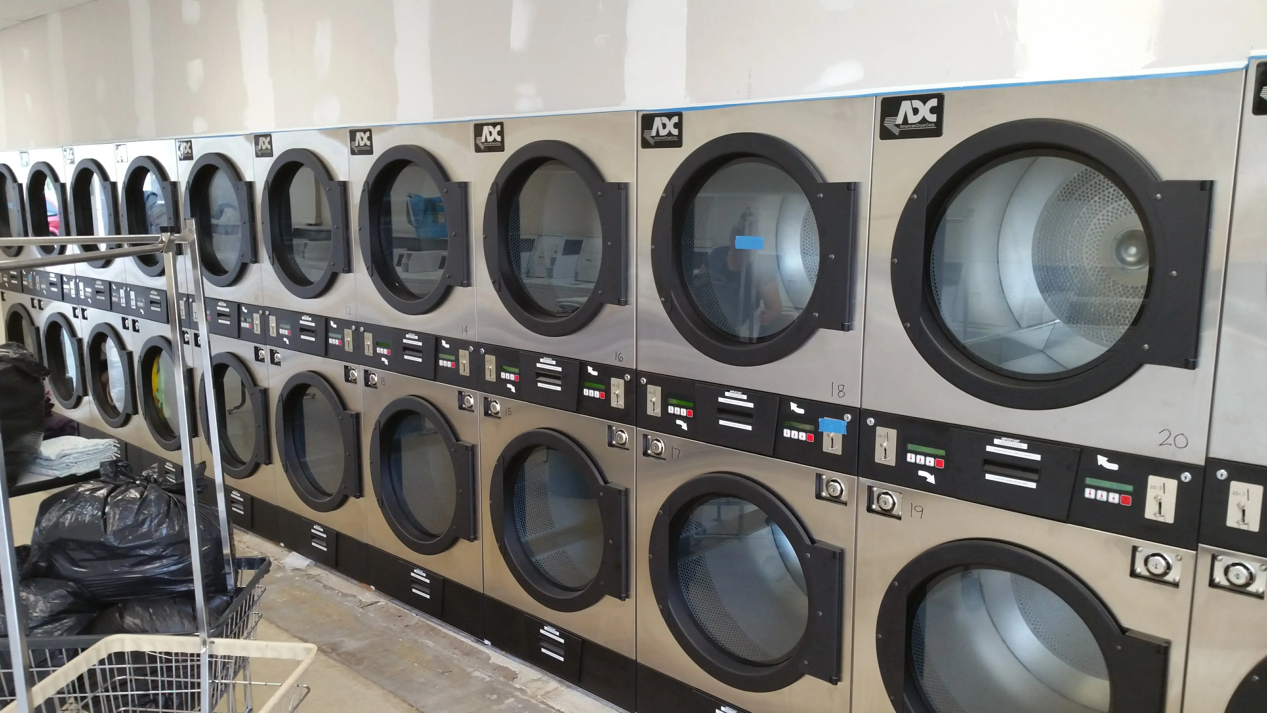 EZ Clean Laundromat - Image 10