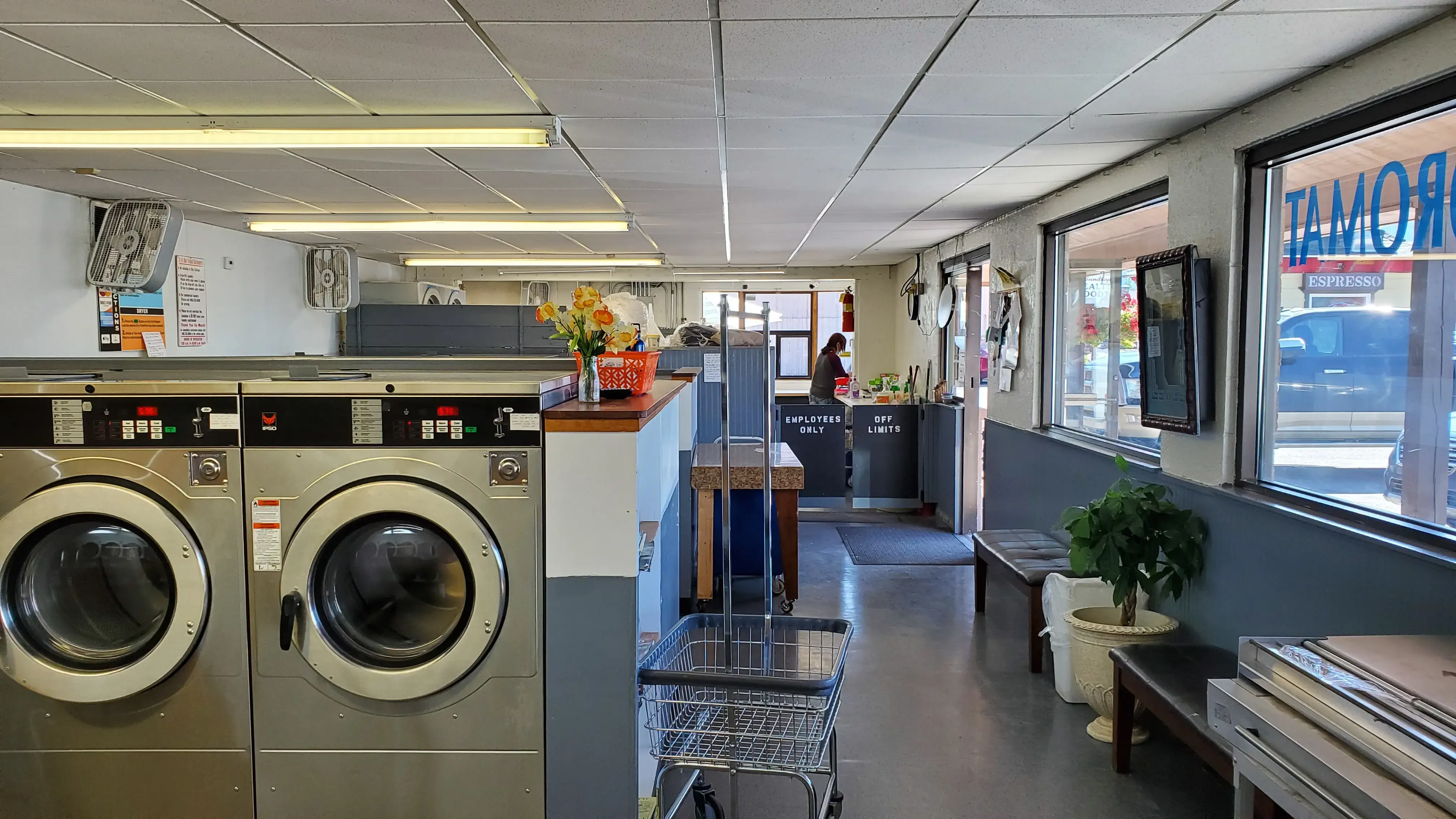 Falls Coin Wash & Laundromat - Image 17