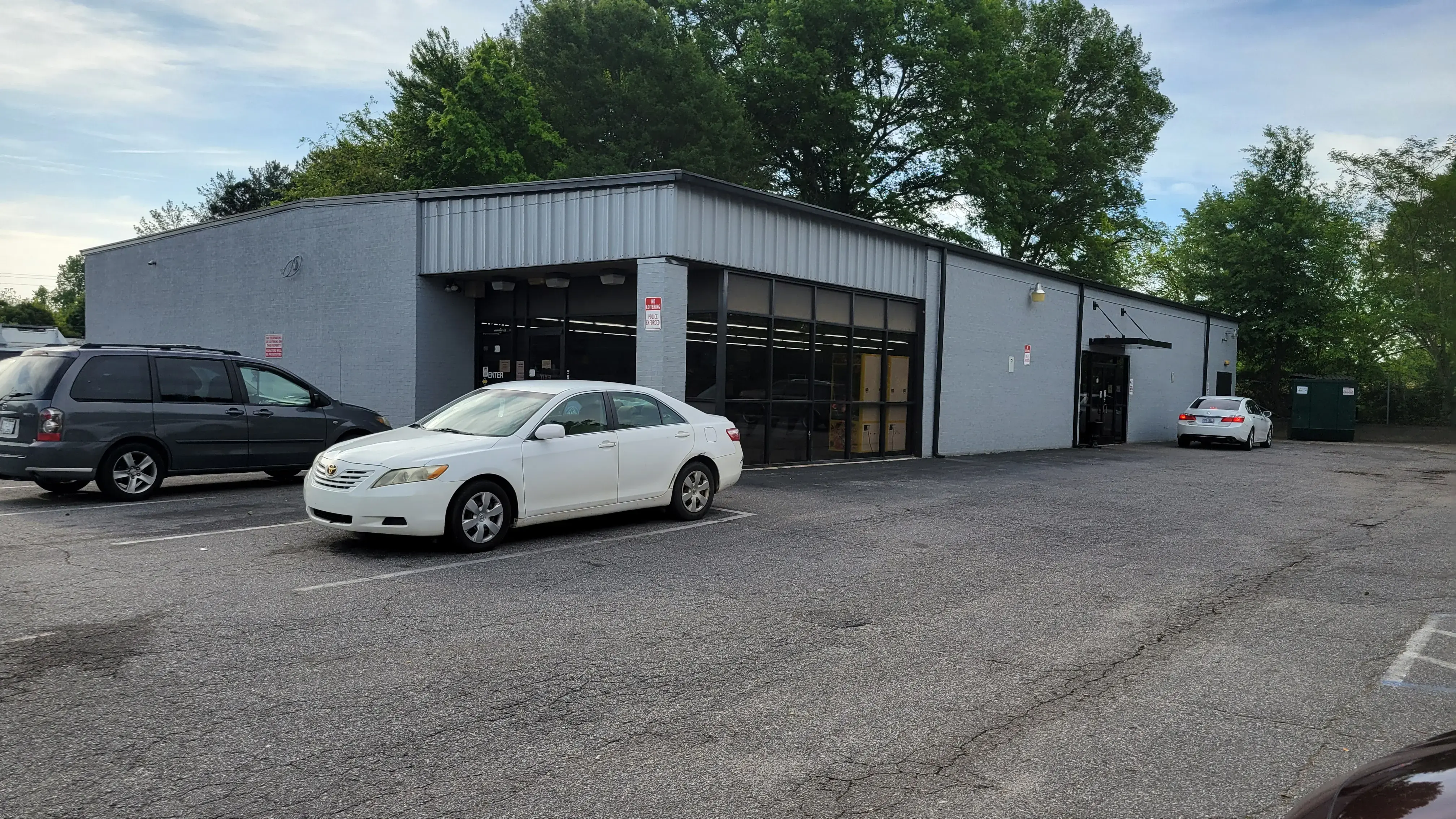 Family Coin Laundry - Image 3