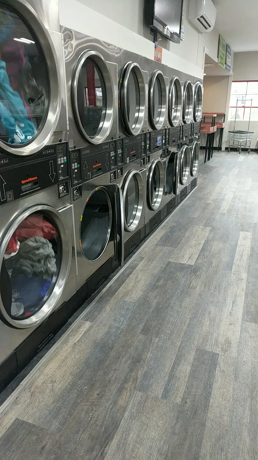 Family Coin Laundry thumbnail 15