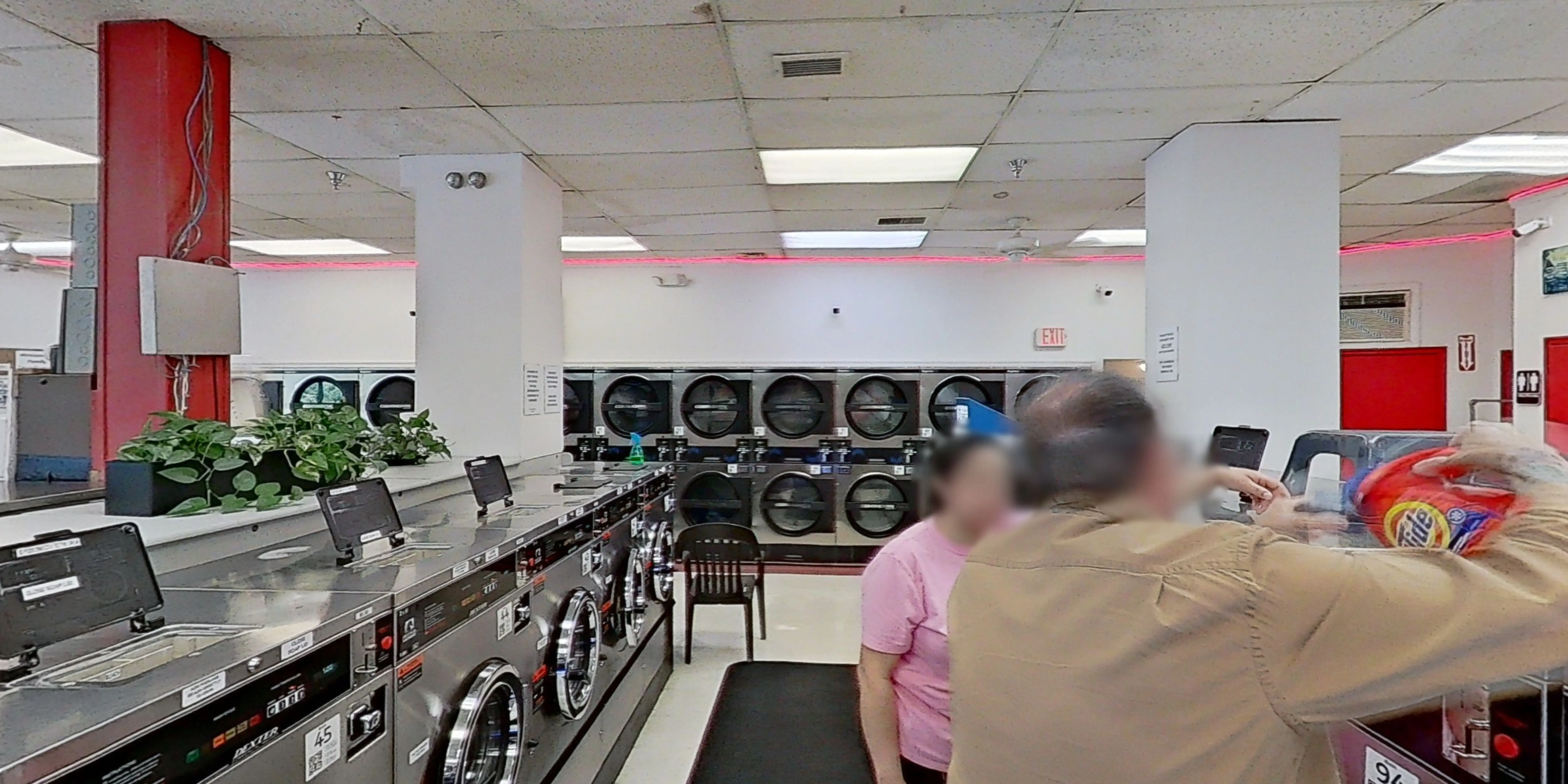 Family Laundromat - Image 14