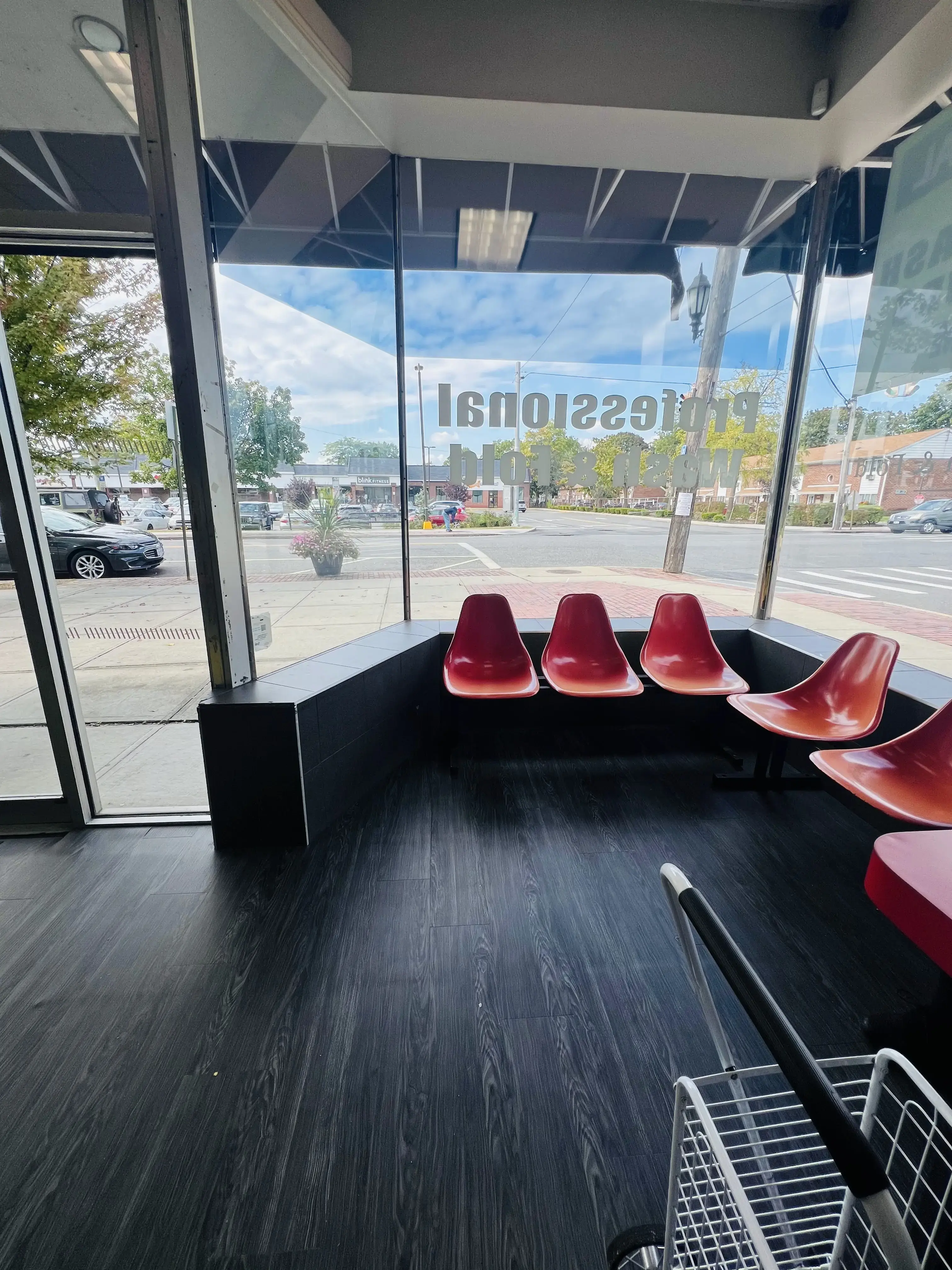 Farmingdale Village Laundromat - Image 9