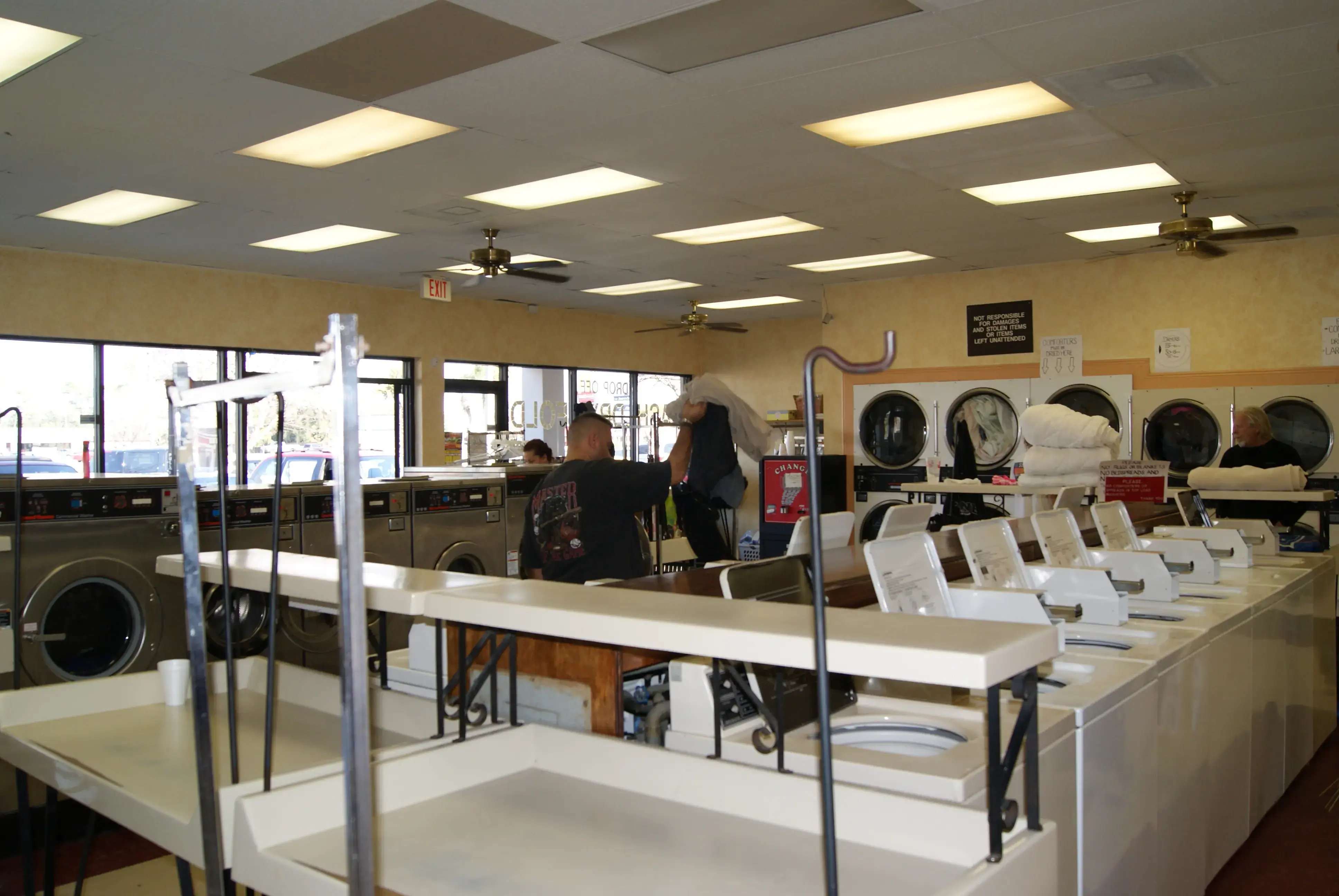 Fast Fresh Laundry Tower Place Laundromat thumbnail 14