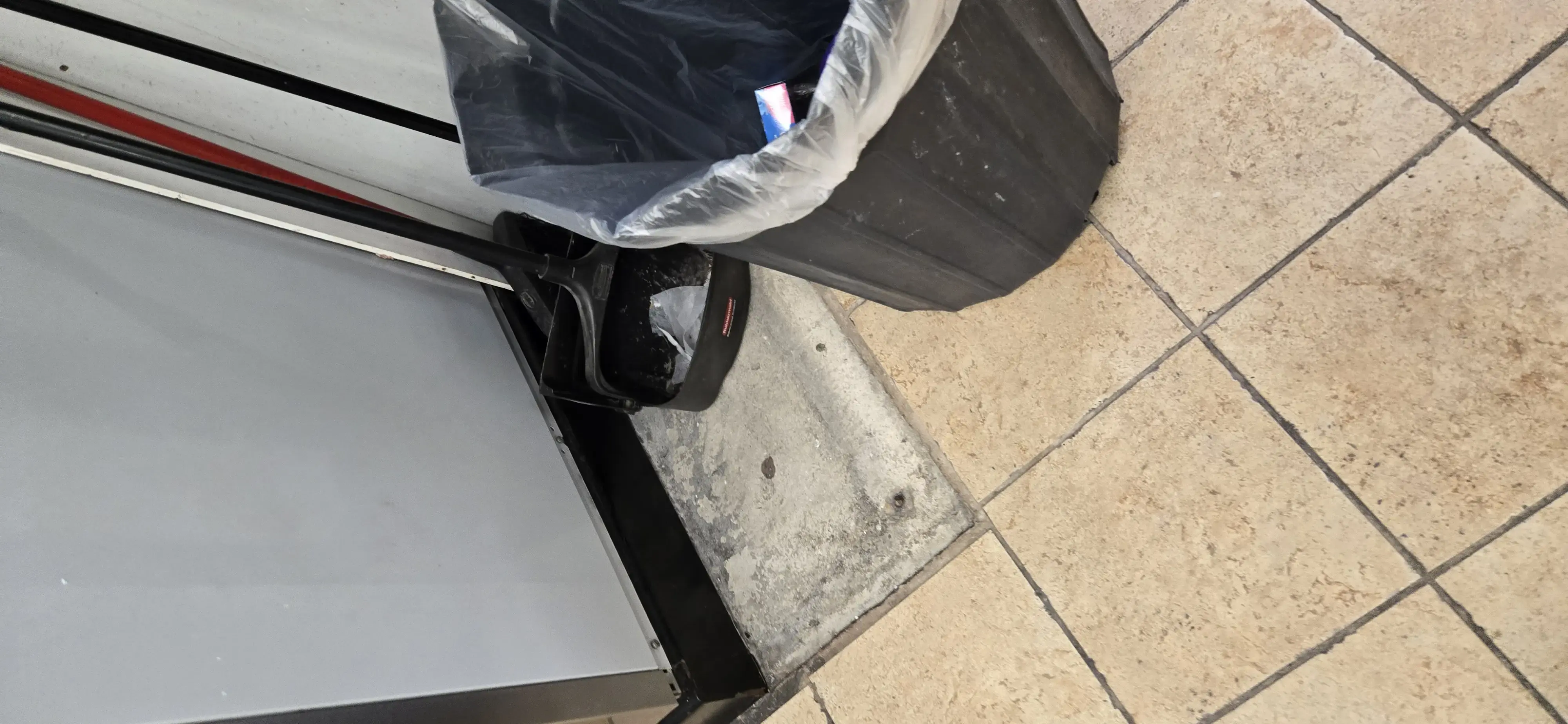 Featherstone Laundromat thumbnail 18