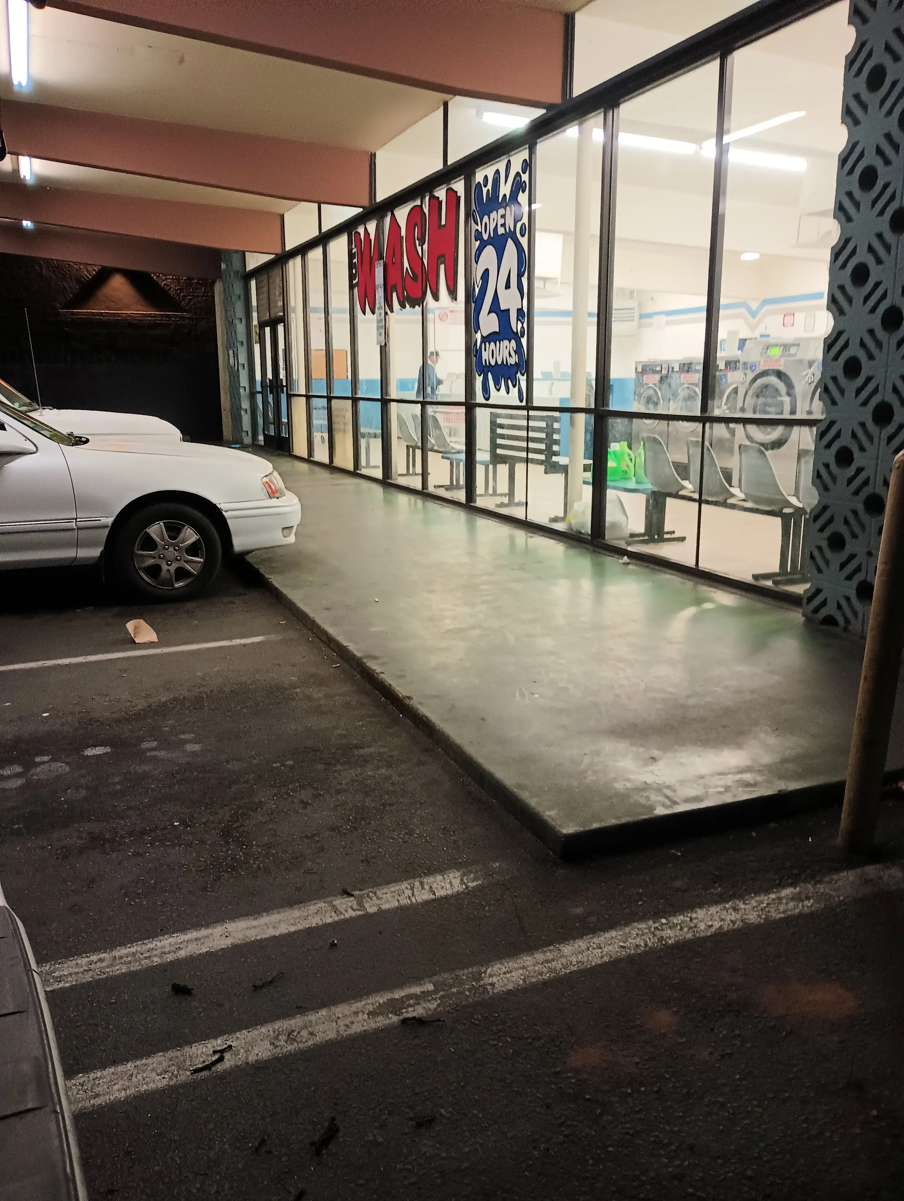 First Avenue Laundromat - Image 5