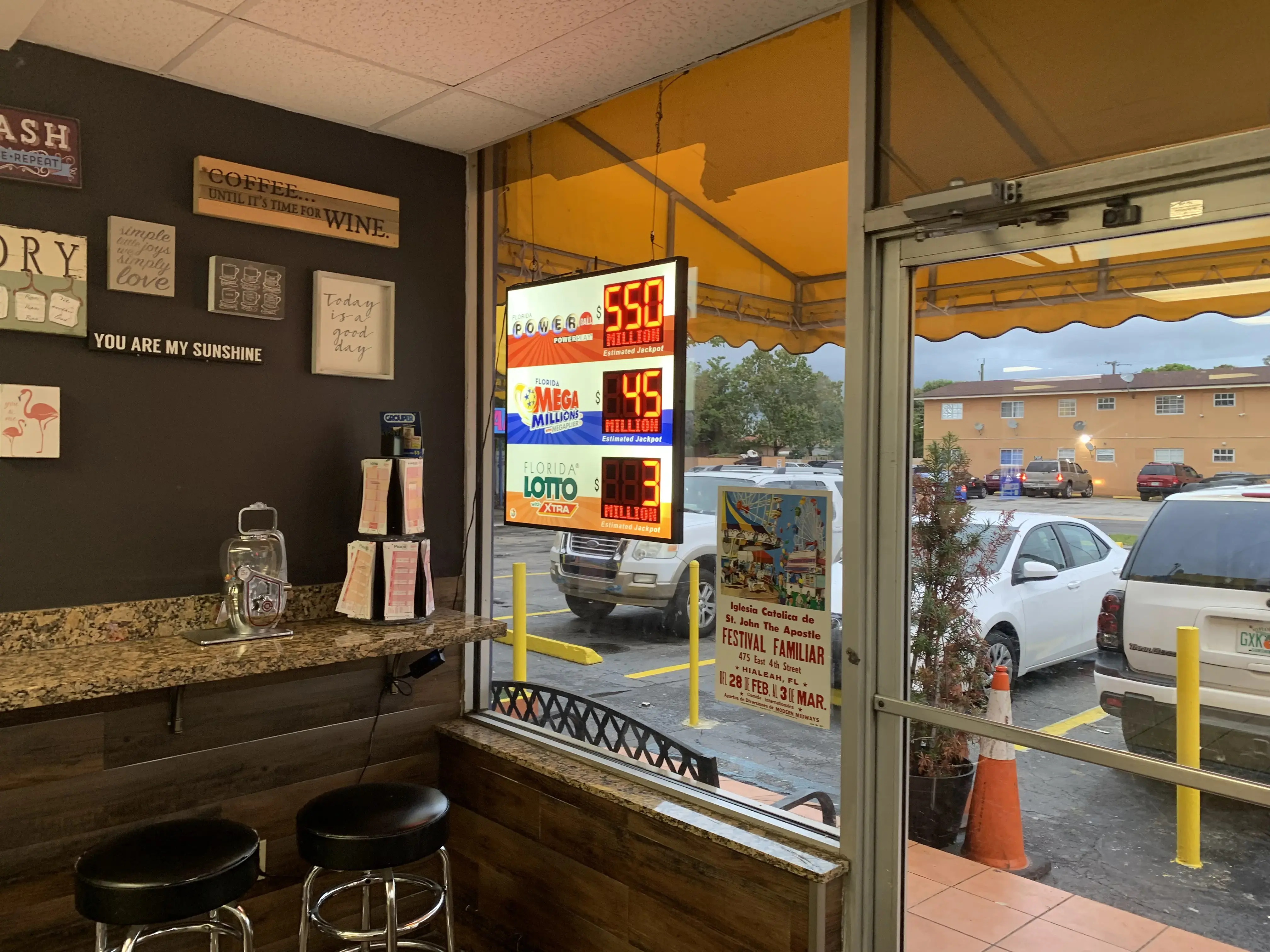 Flamingos Laundromat thumbnail 12