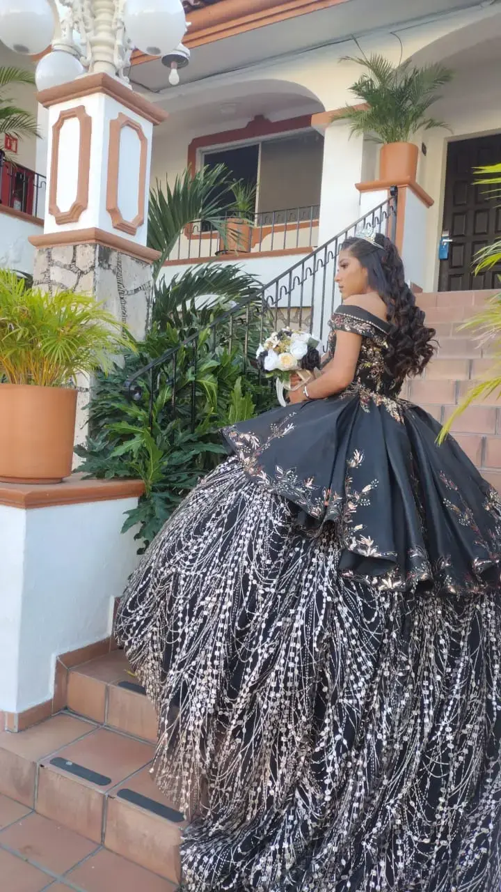 Flamingos Laundromat - Image 13