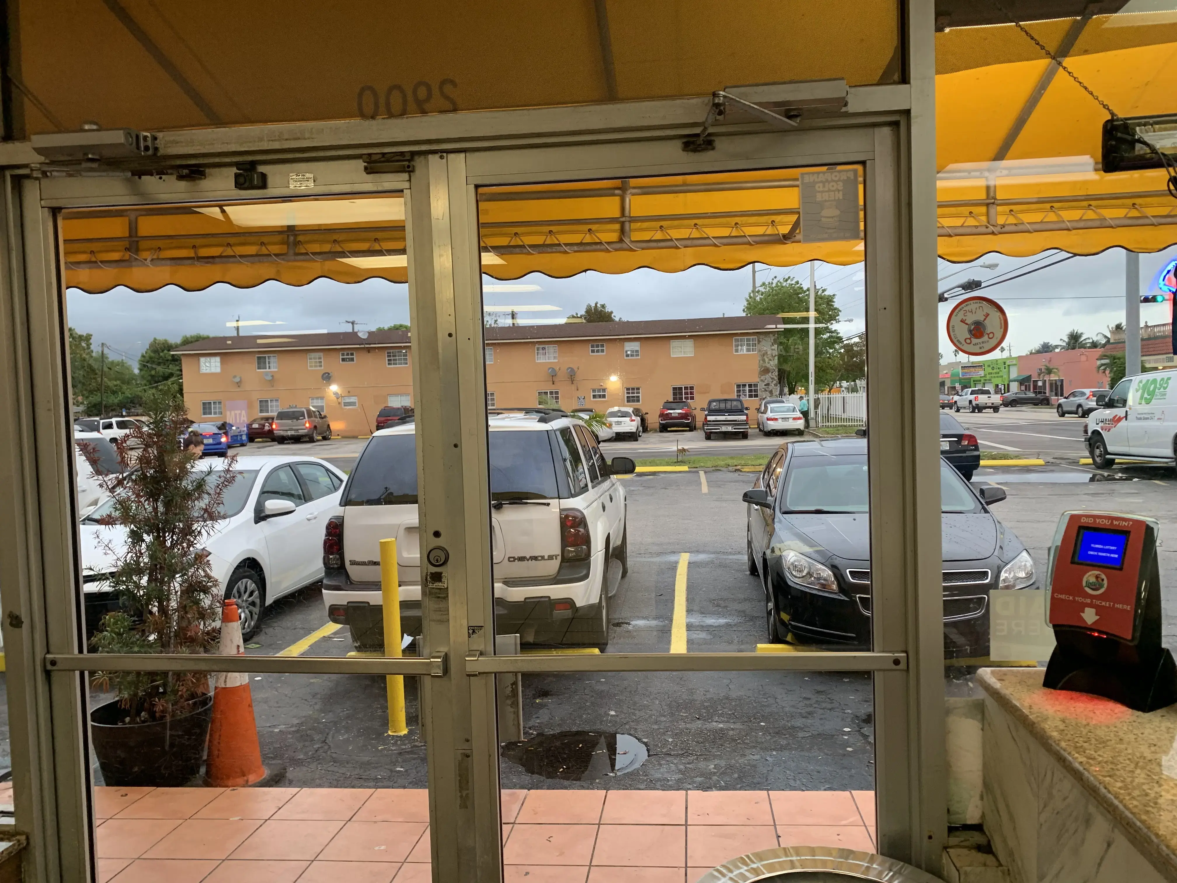 Flamingos Laundromat - Image 19