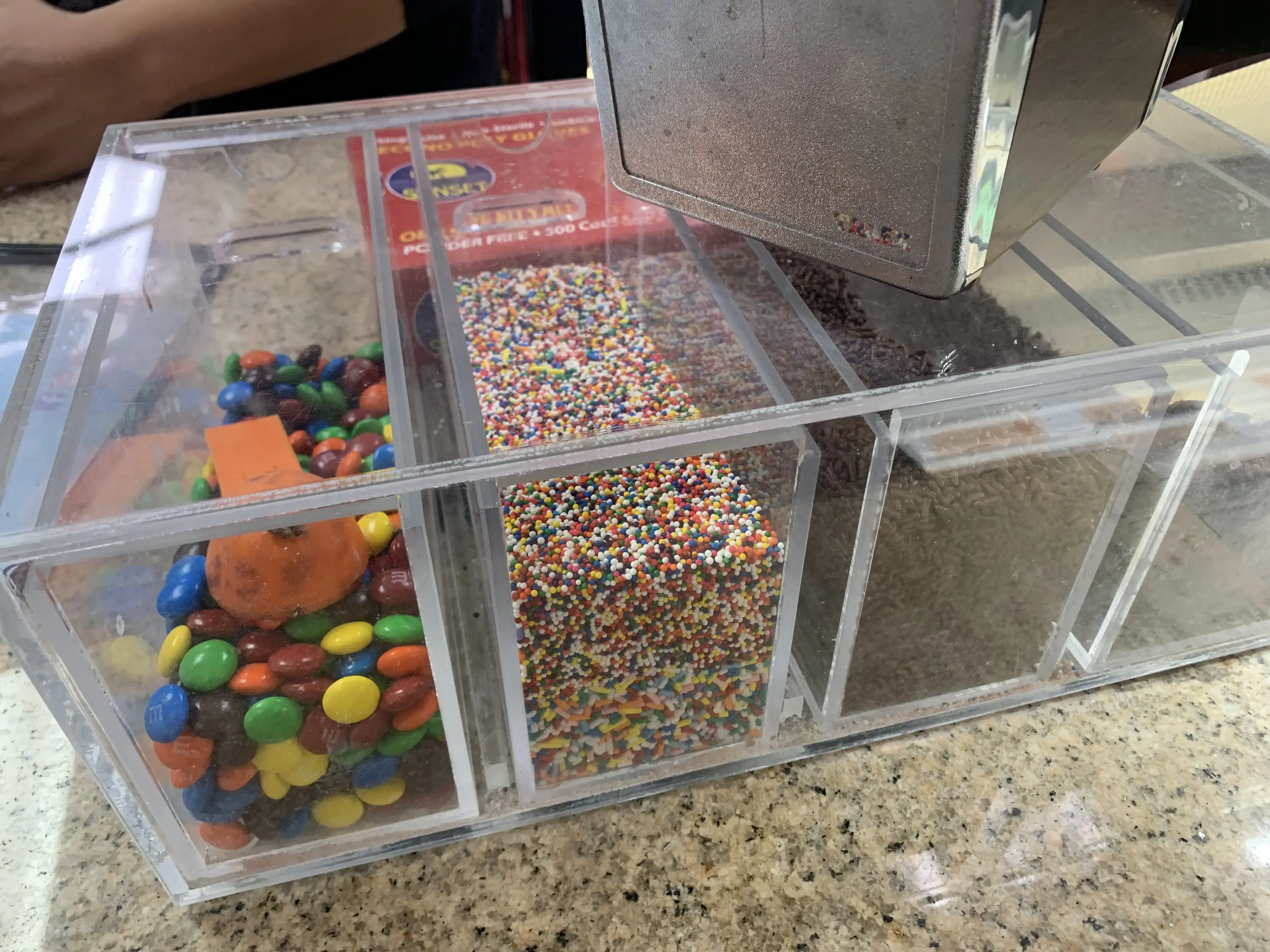 Flamingos Laundromat - Image 10