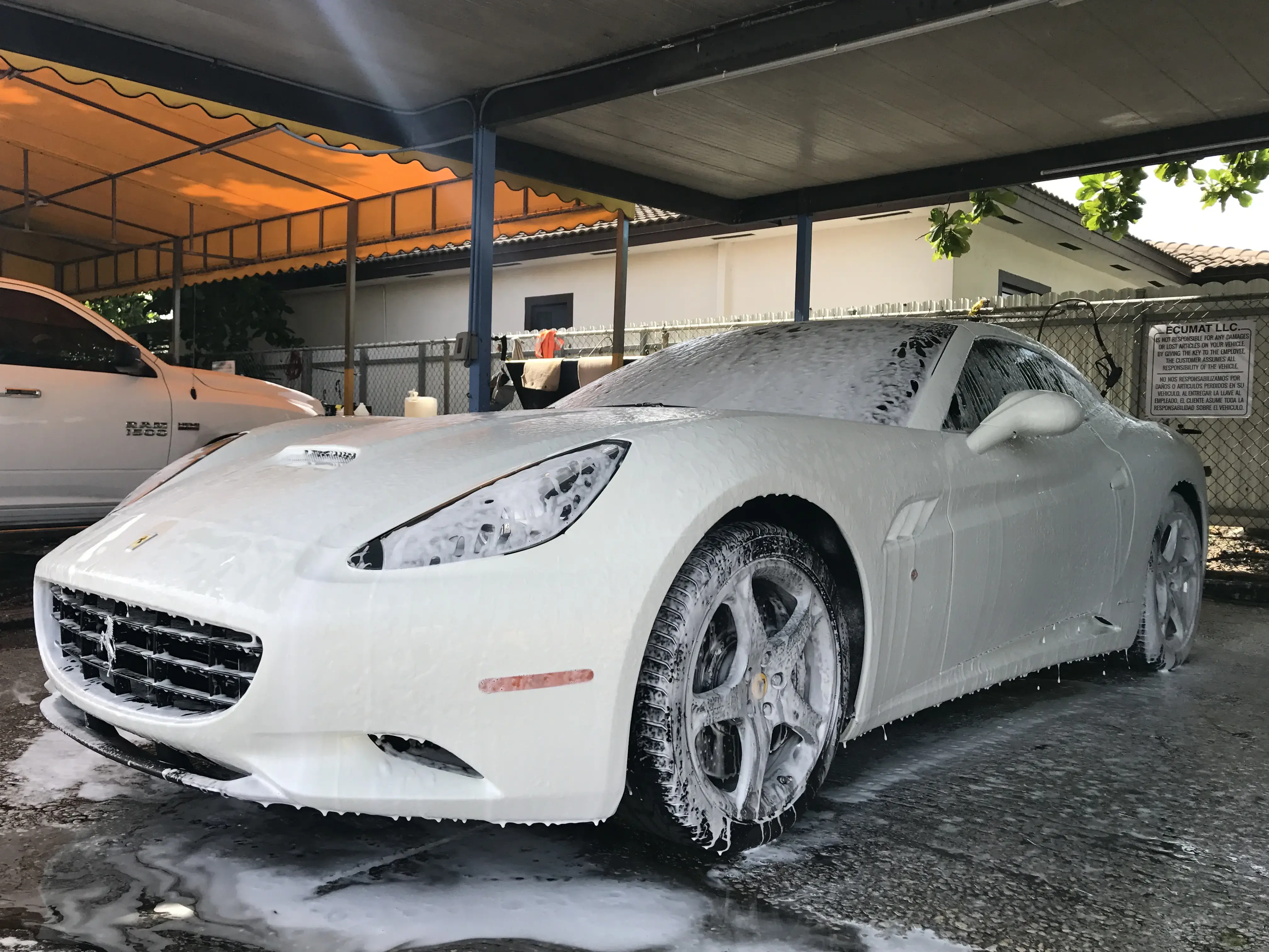 Flamingos Laundromat - Image 11