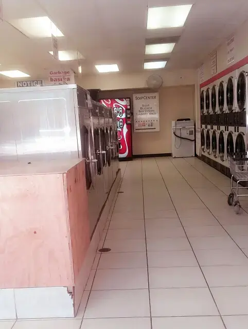 Florida Street 24/7 Laundromat - Image 11