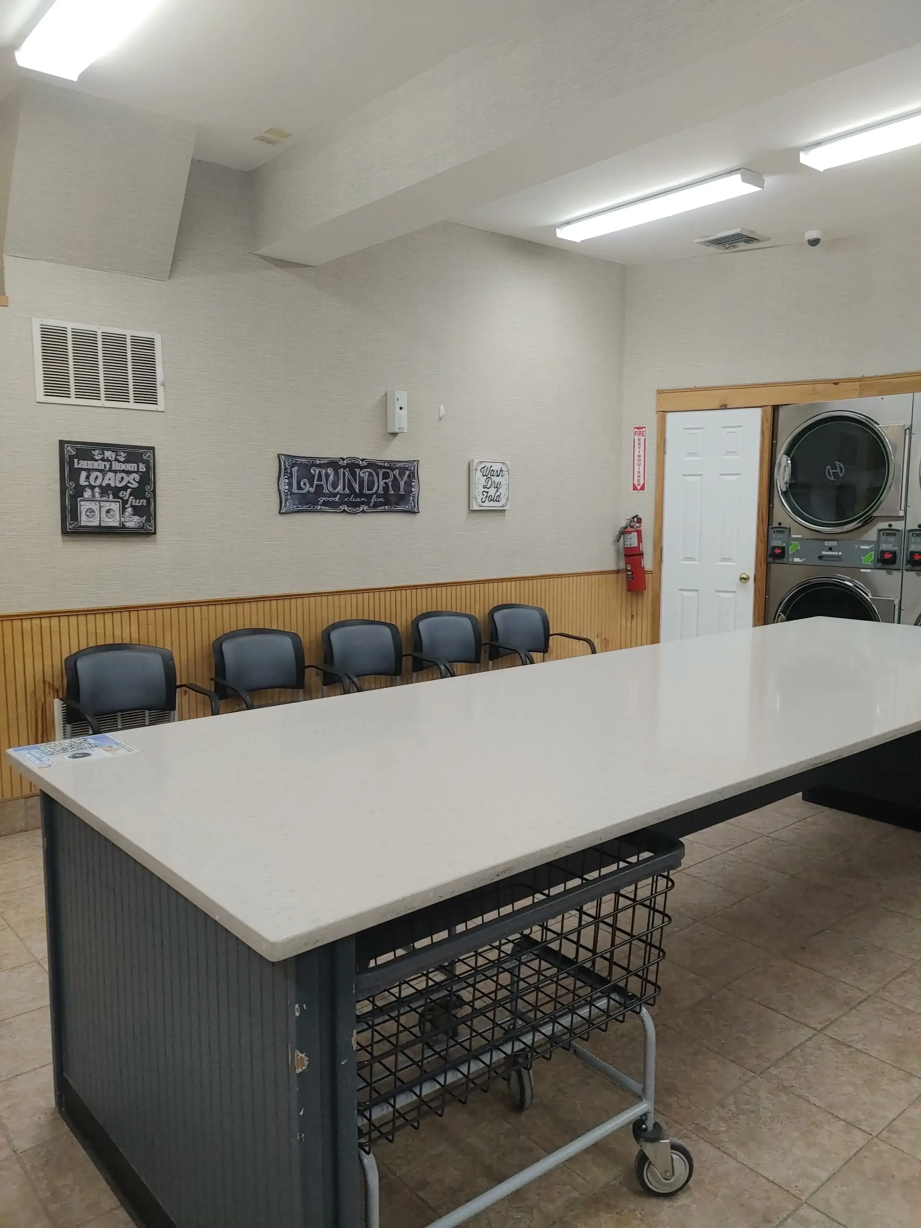 Foam & Wash Laundromat - Image 14