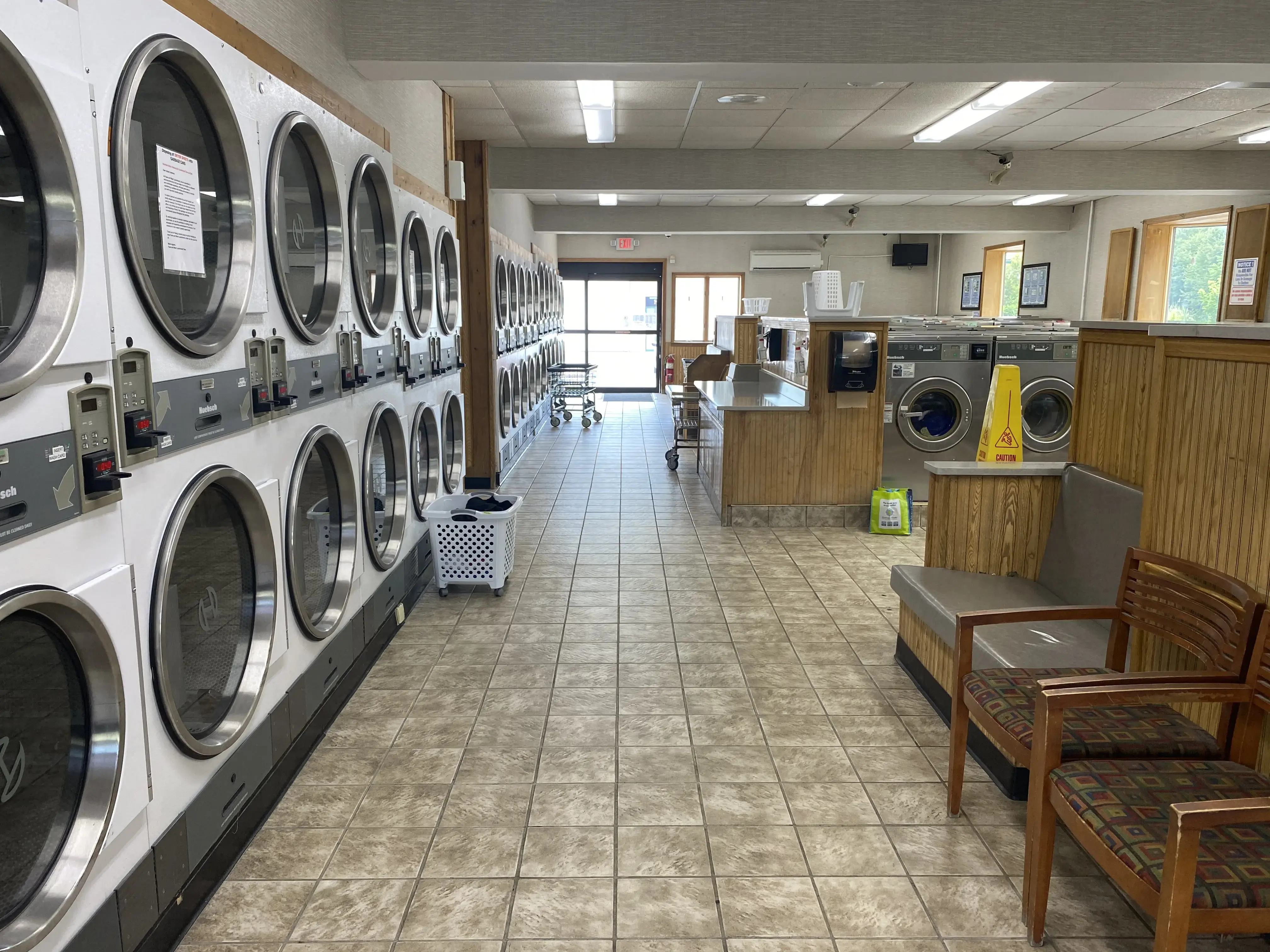 Foam & Wash Laundromat - Image 3