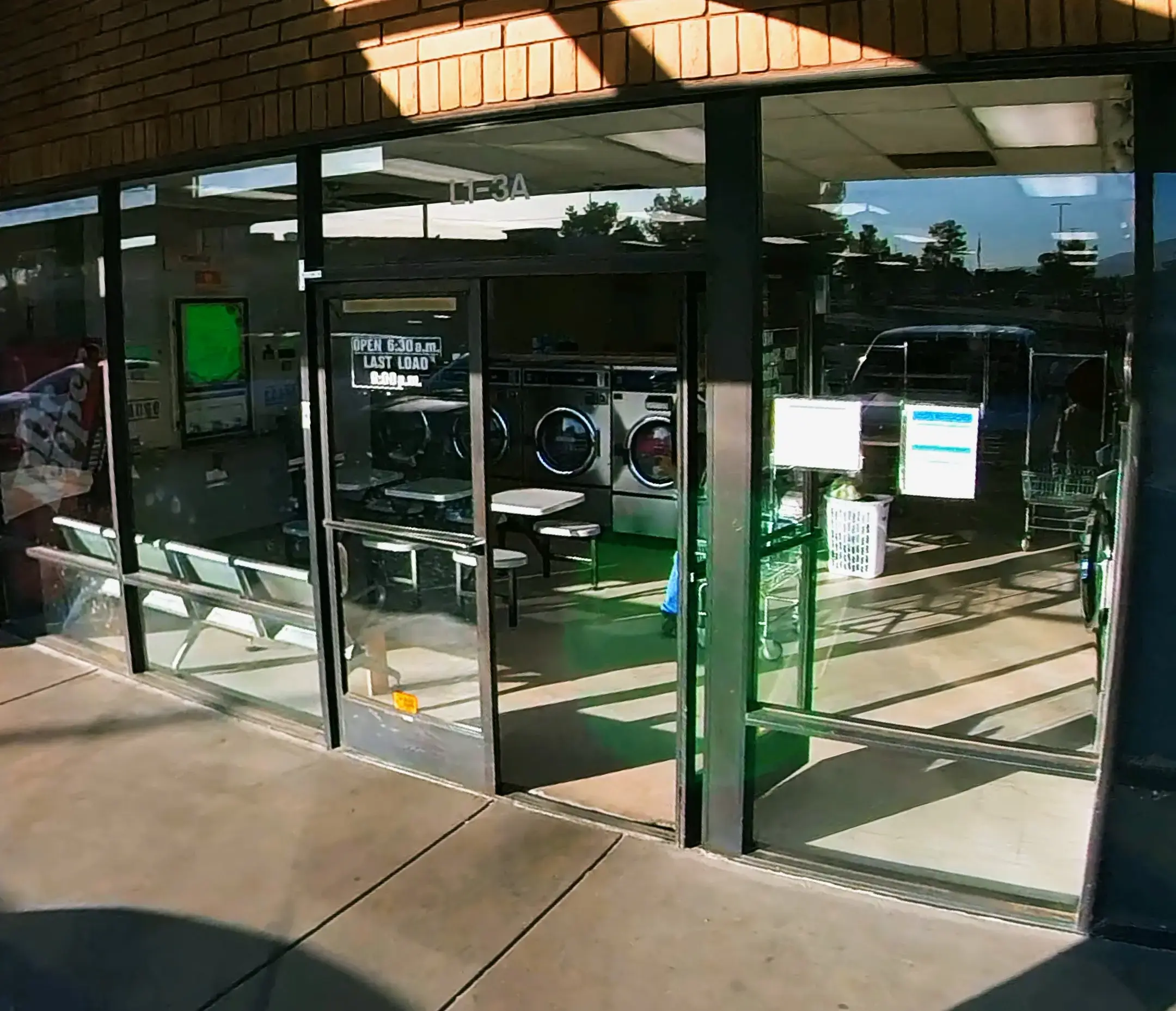 Footprints Laundromat - Image 14