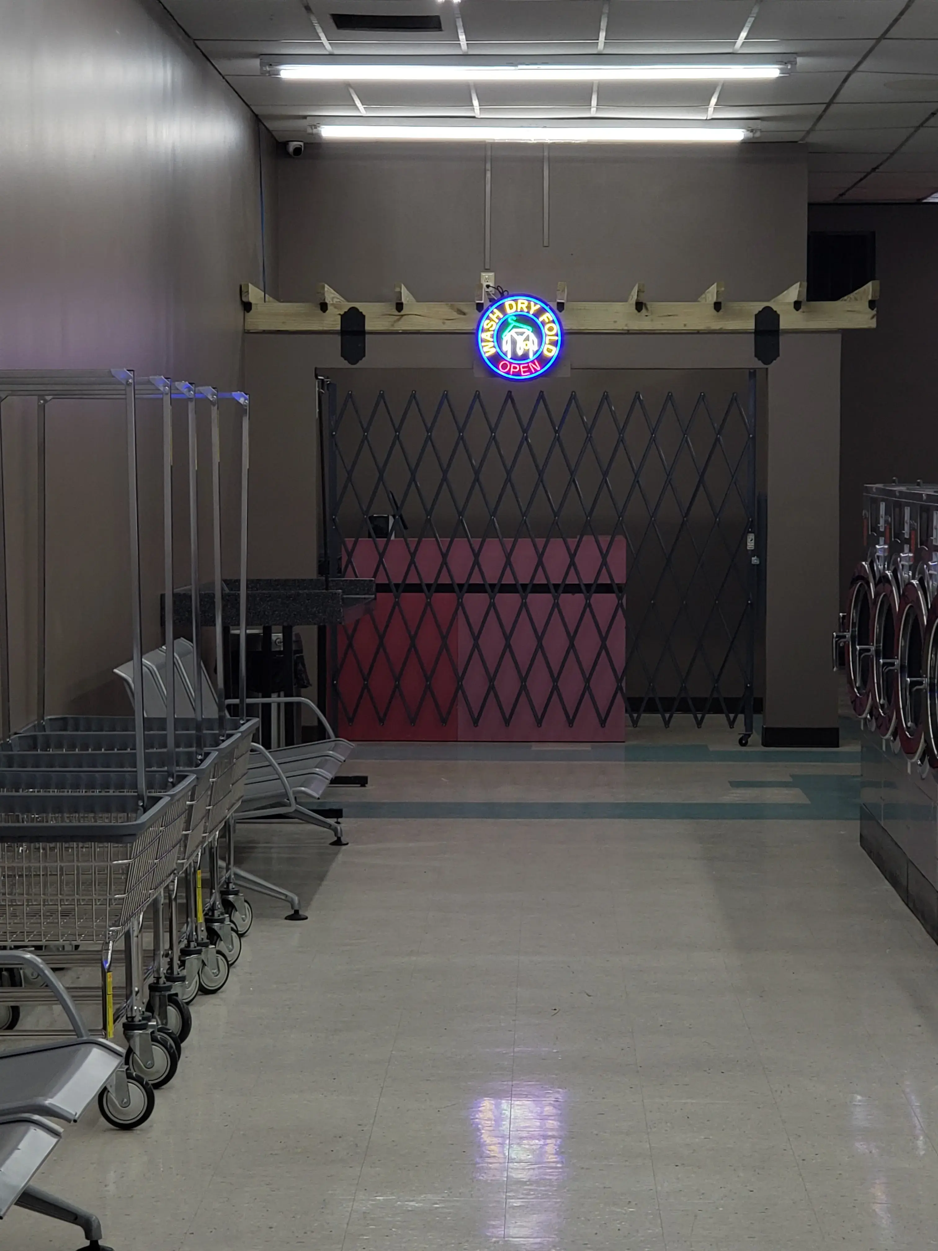 Forest Hills Rinse O' Blue Laundromat thumbnail 10