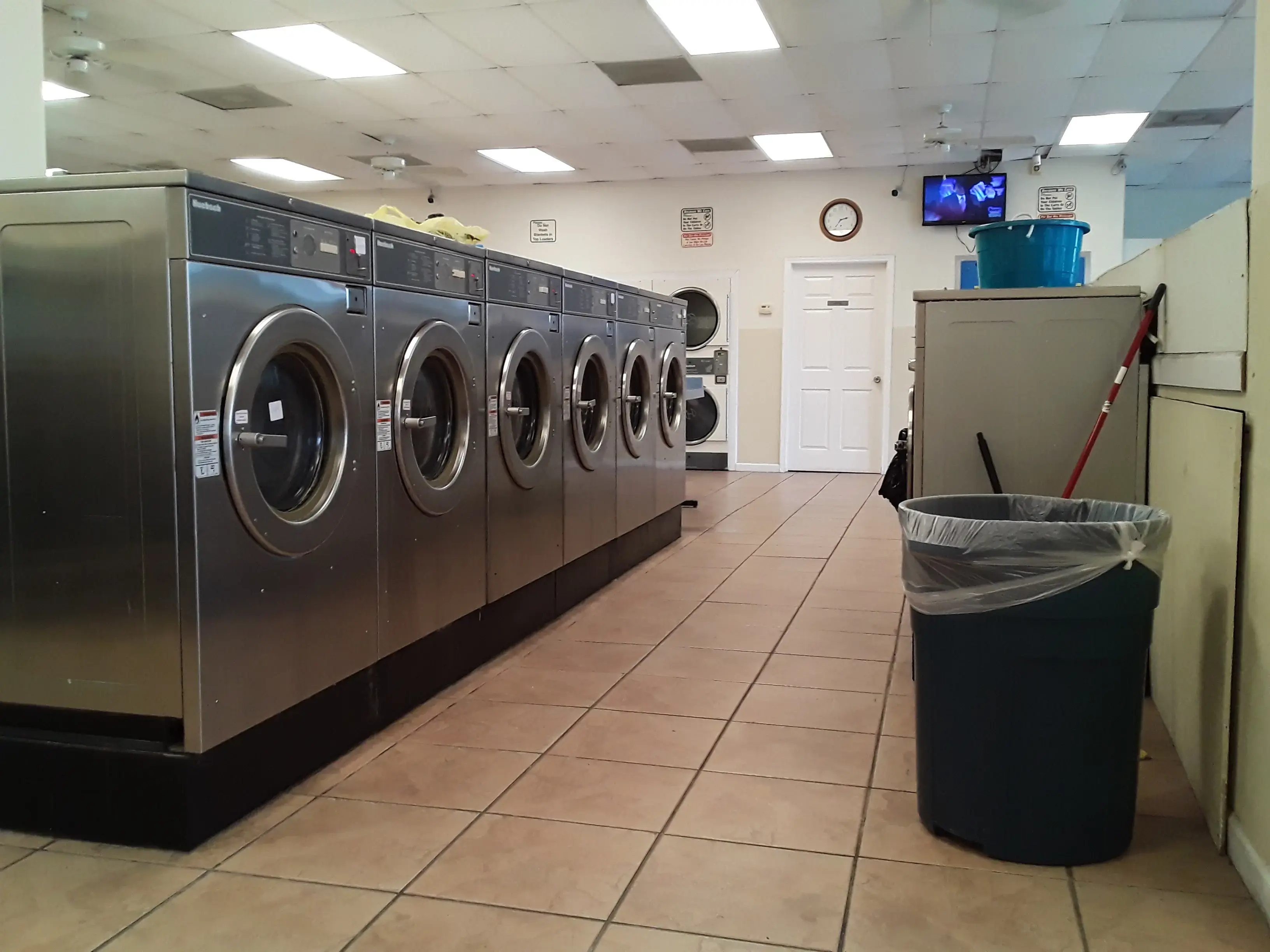 Franz Washateria And Cleaners thumbnail 17