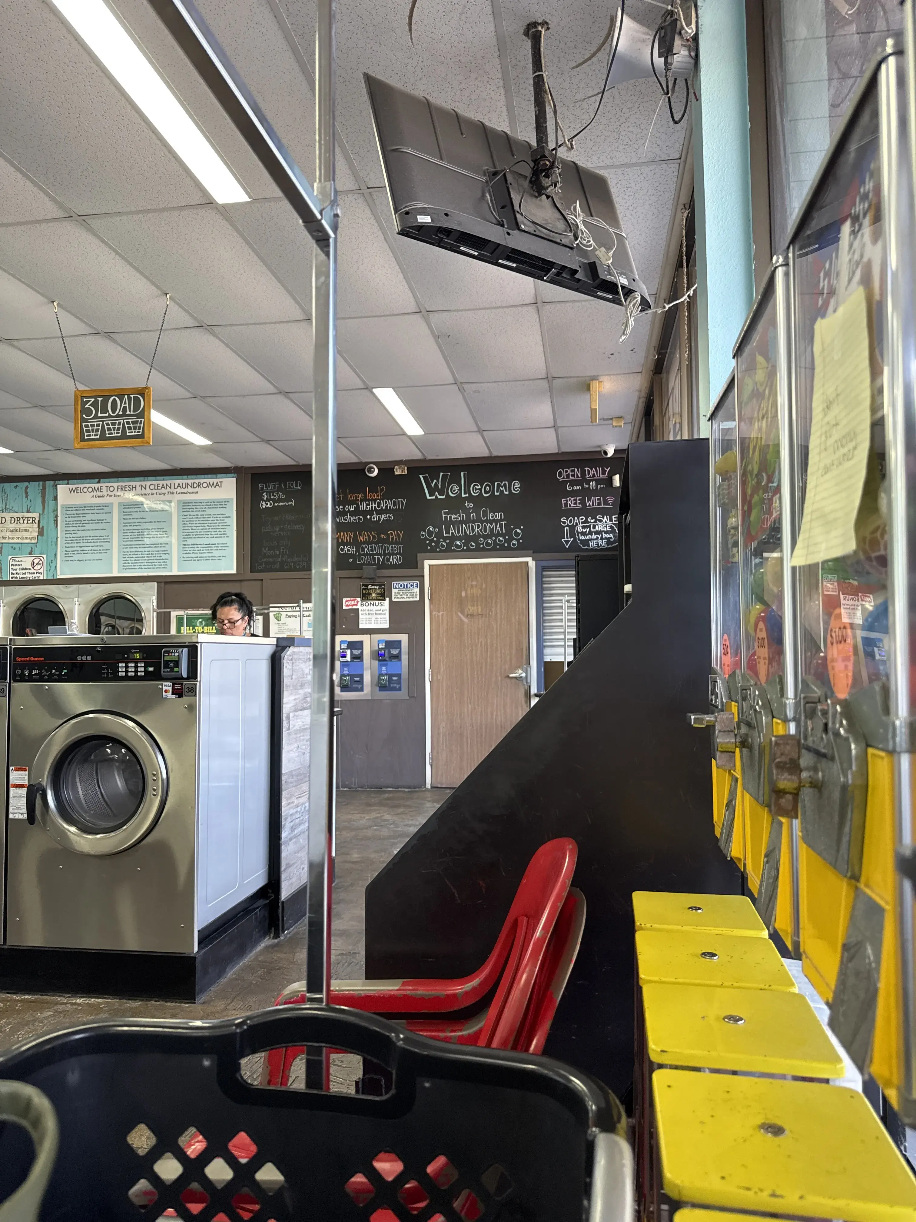 Fresh 'n Clean Laundromat & Wash and Fold thumbnail 7