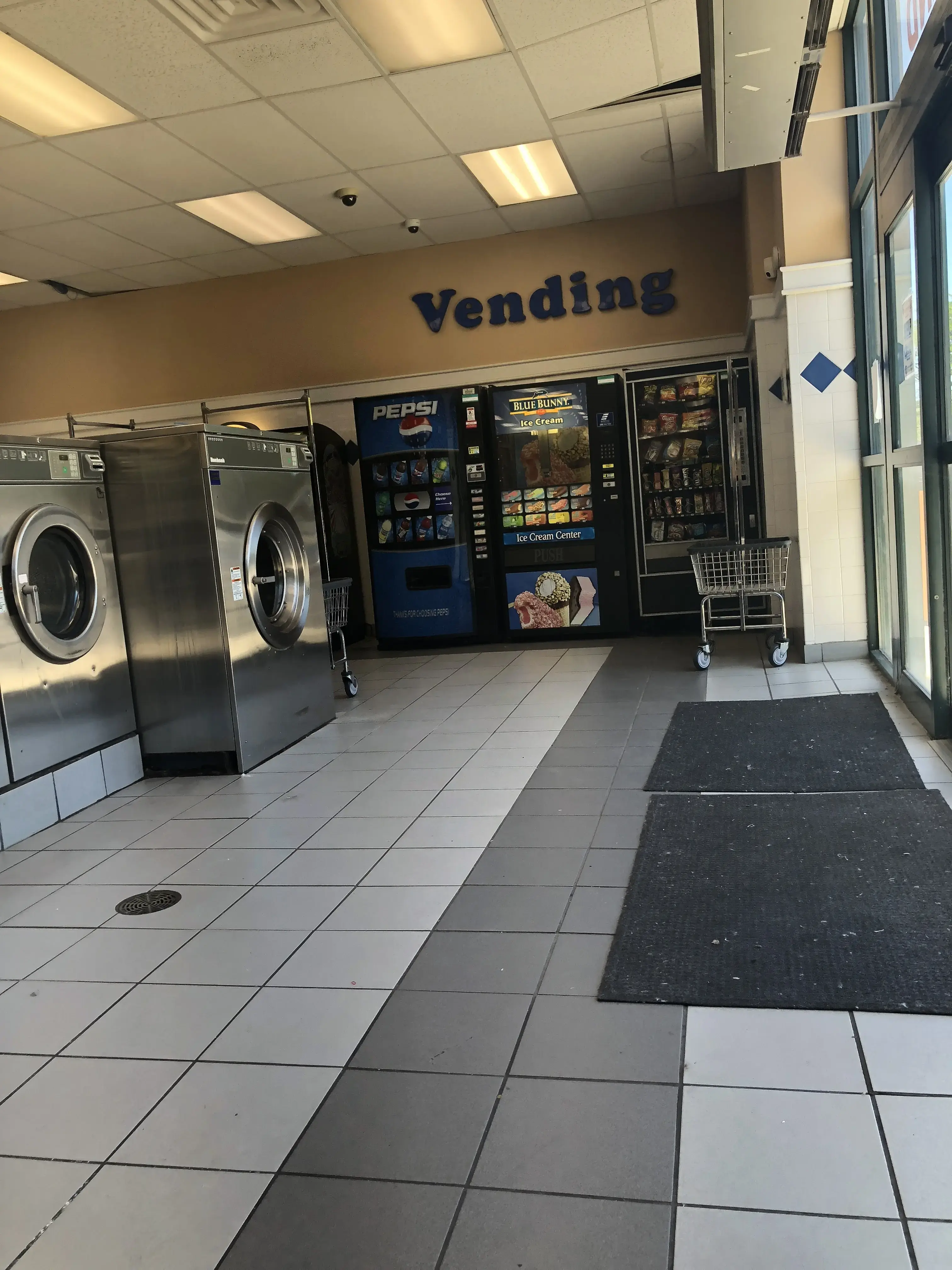 Friendly Wash Laundromat - Image 10