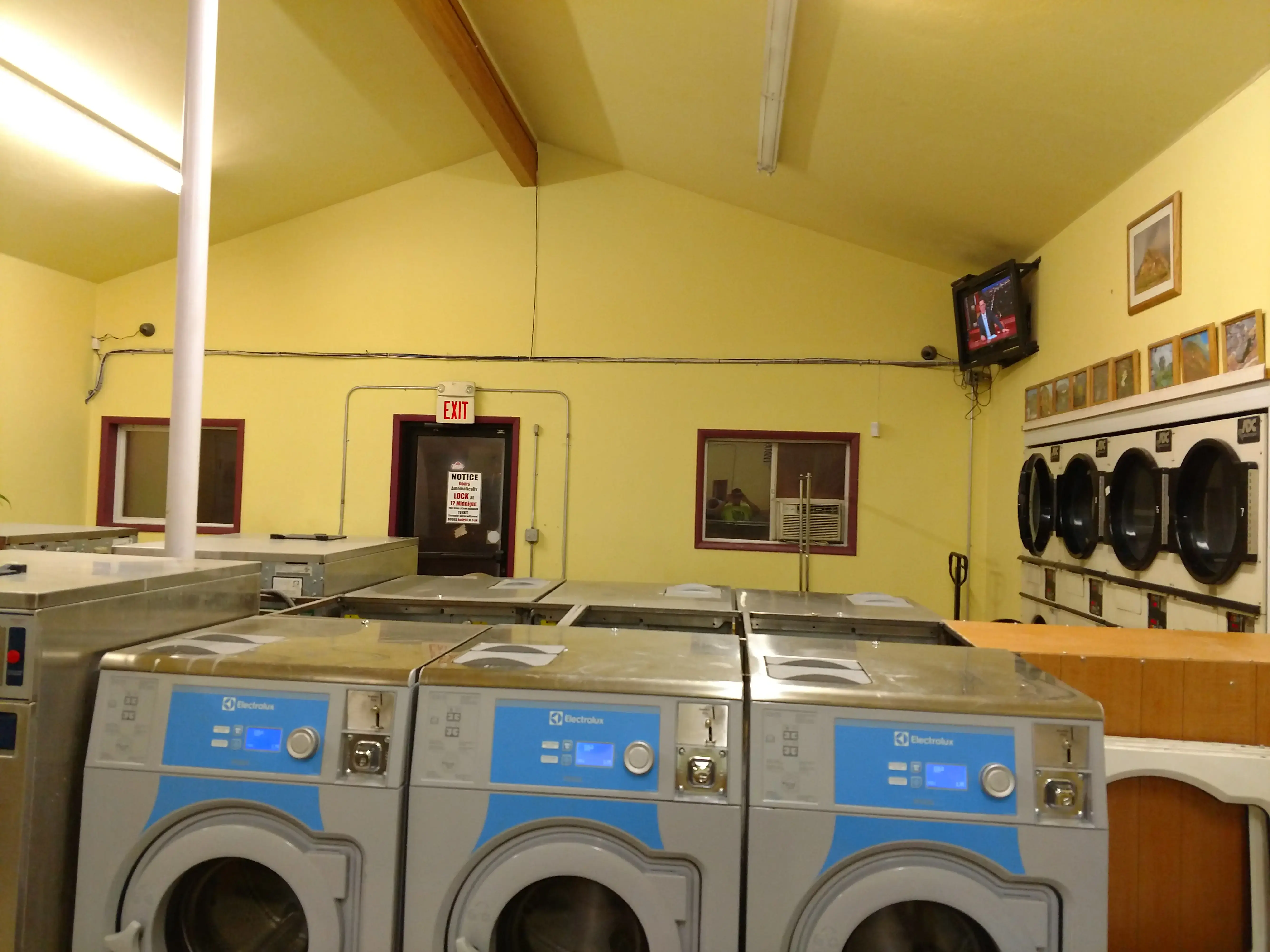 Front Street Laundromat thumbnail 18