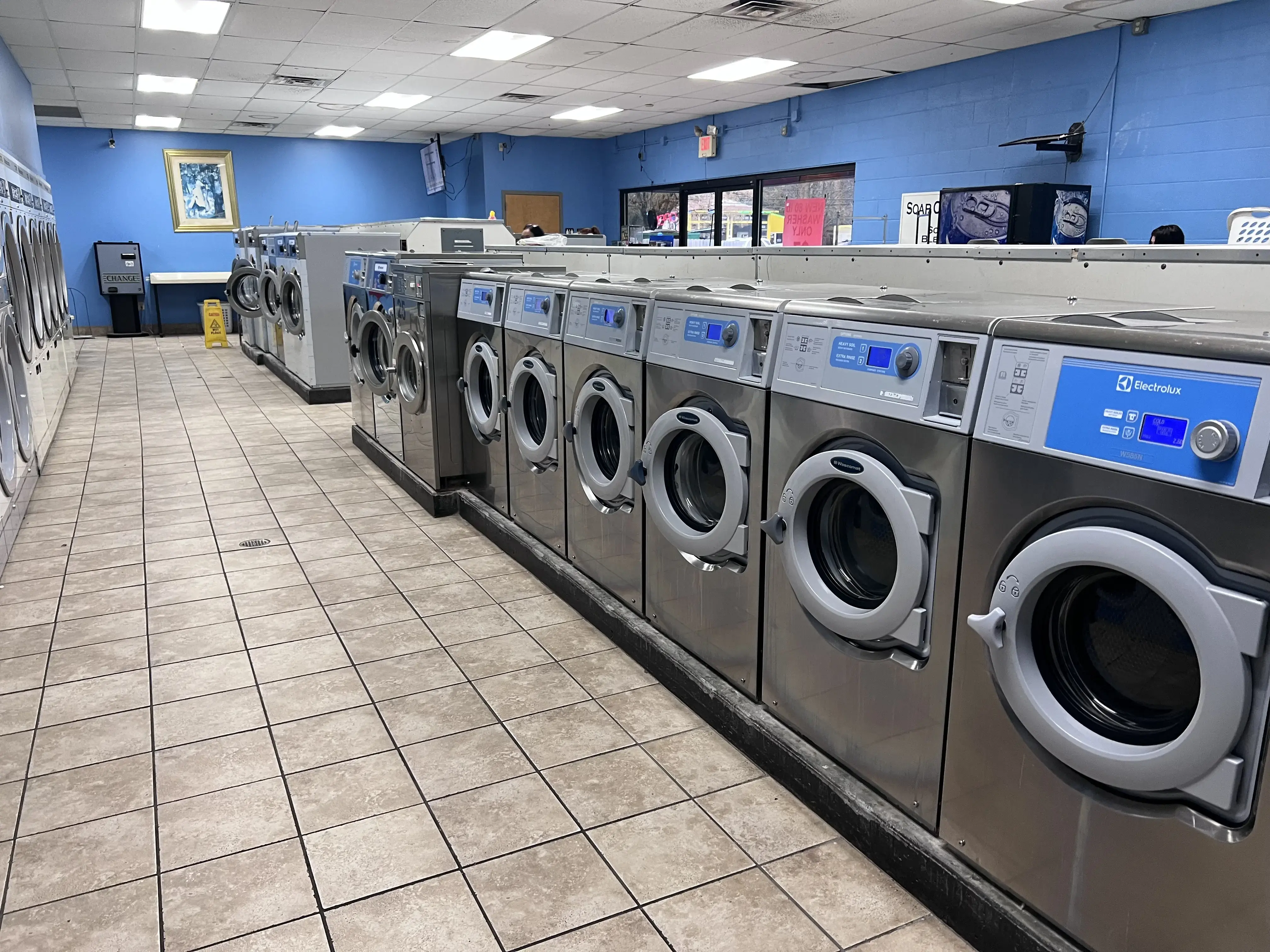 Gaint Coin Laundry - Eastway Dr - Image 1