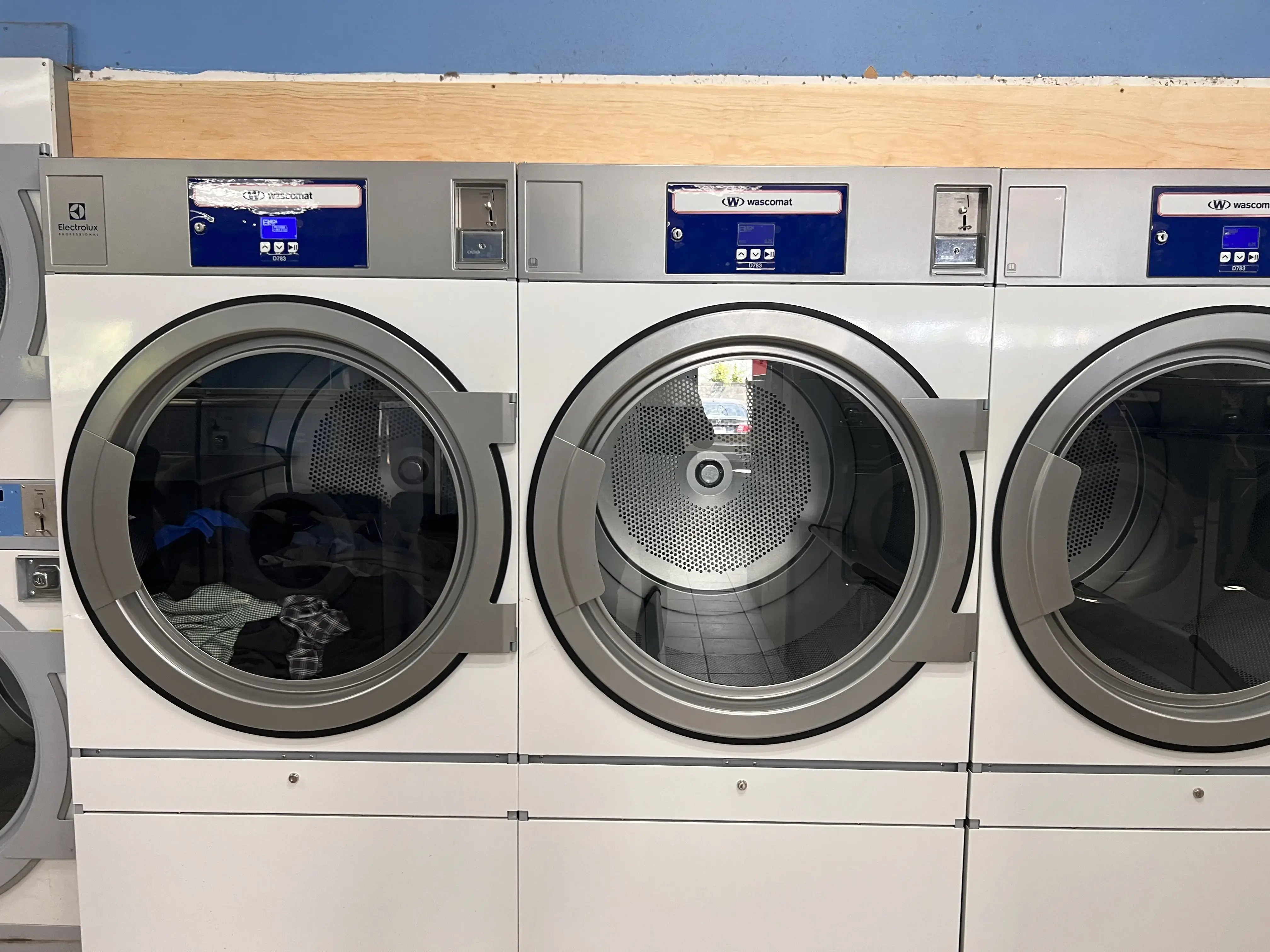 Gaint Coin Laundry - Eastway Dr - Image 15