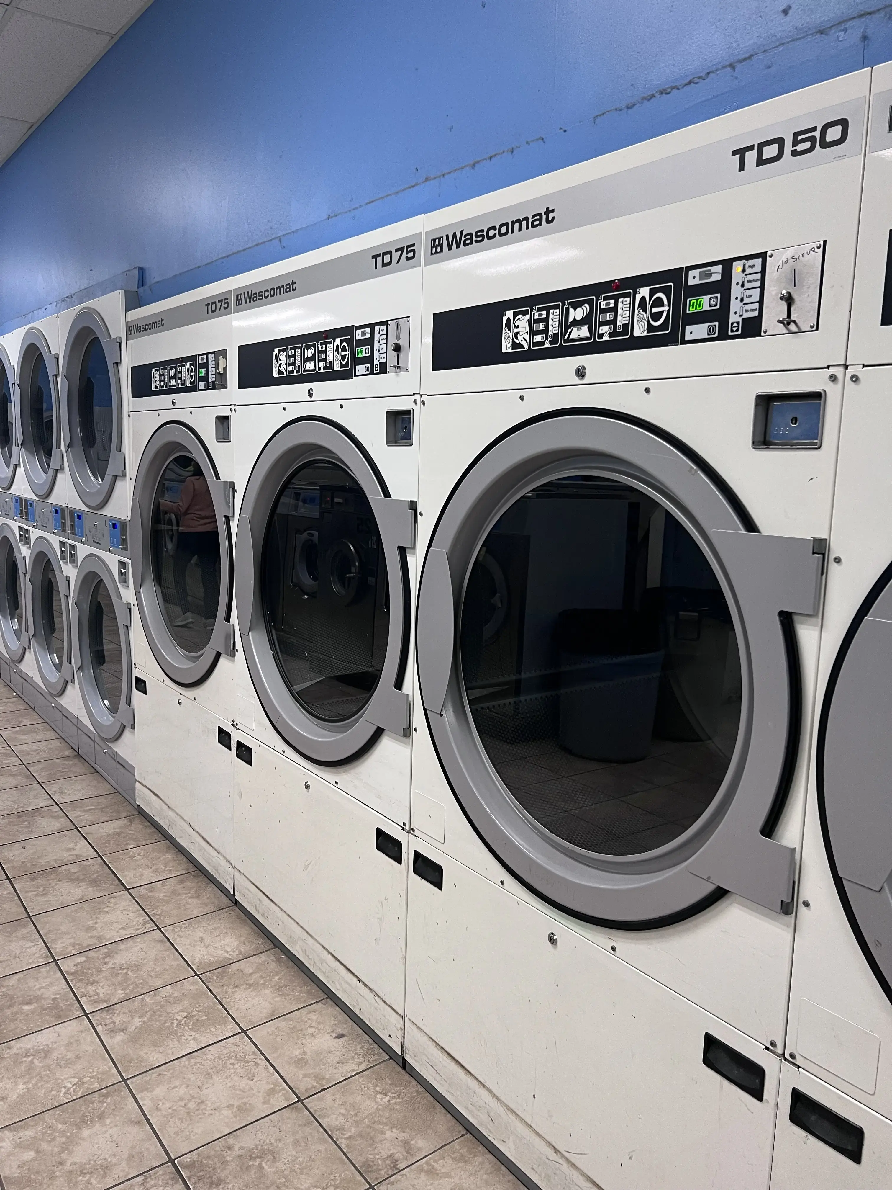 Gaint Coin Laundry - Eastway Dr thumbnail 17