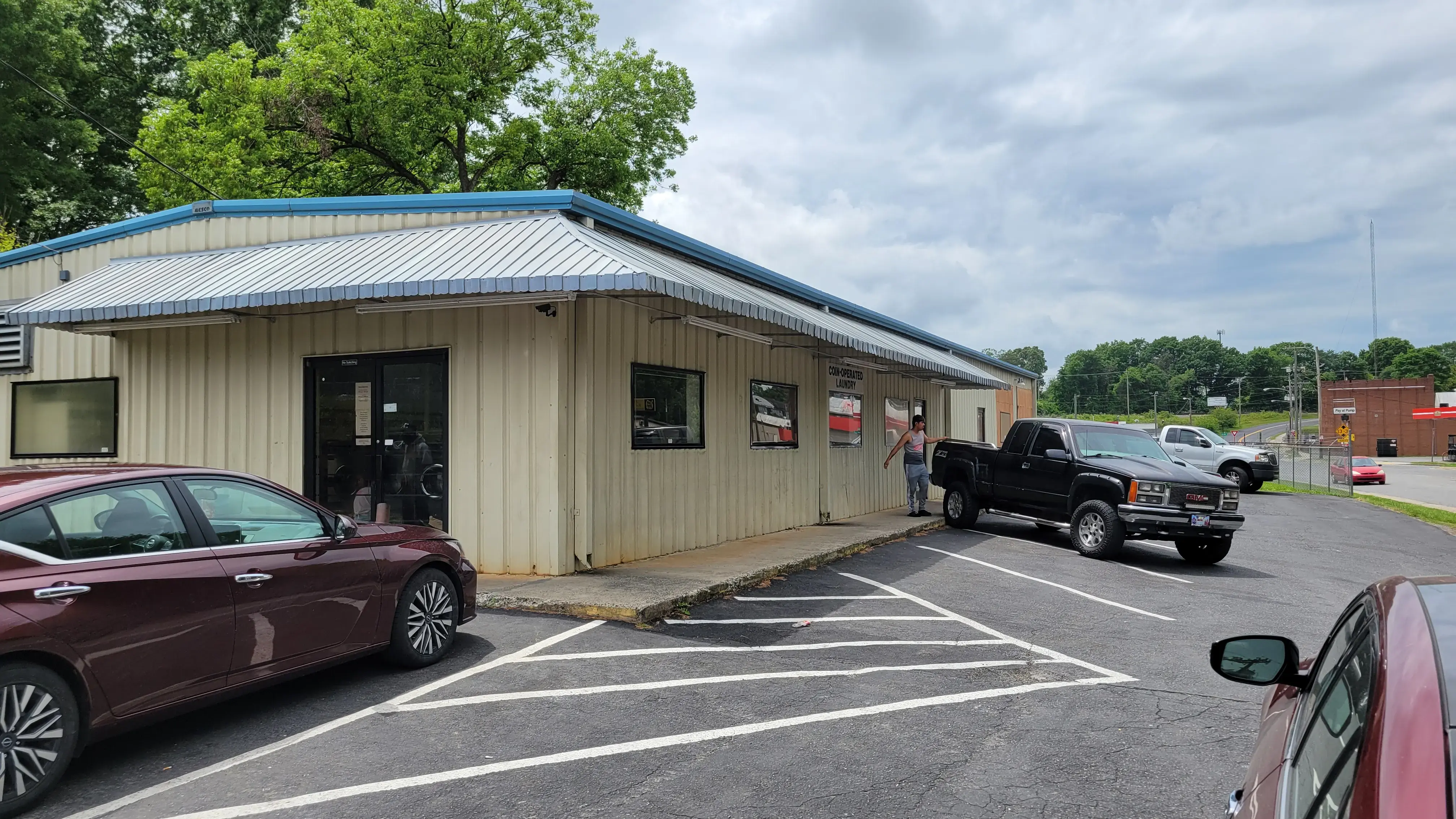 Gaston Avenue Laundromat thumbnail 18