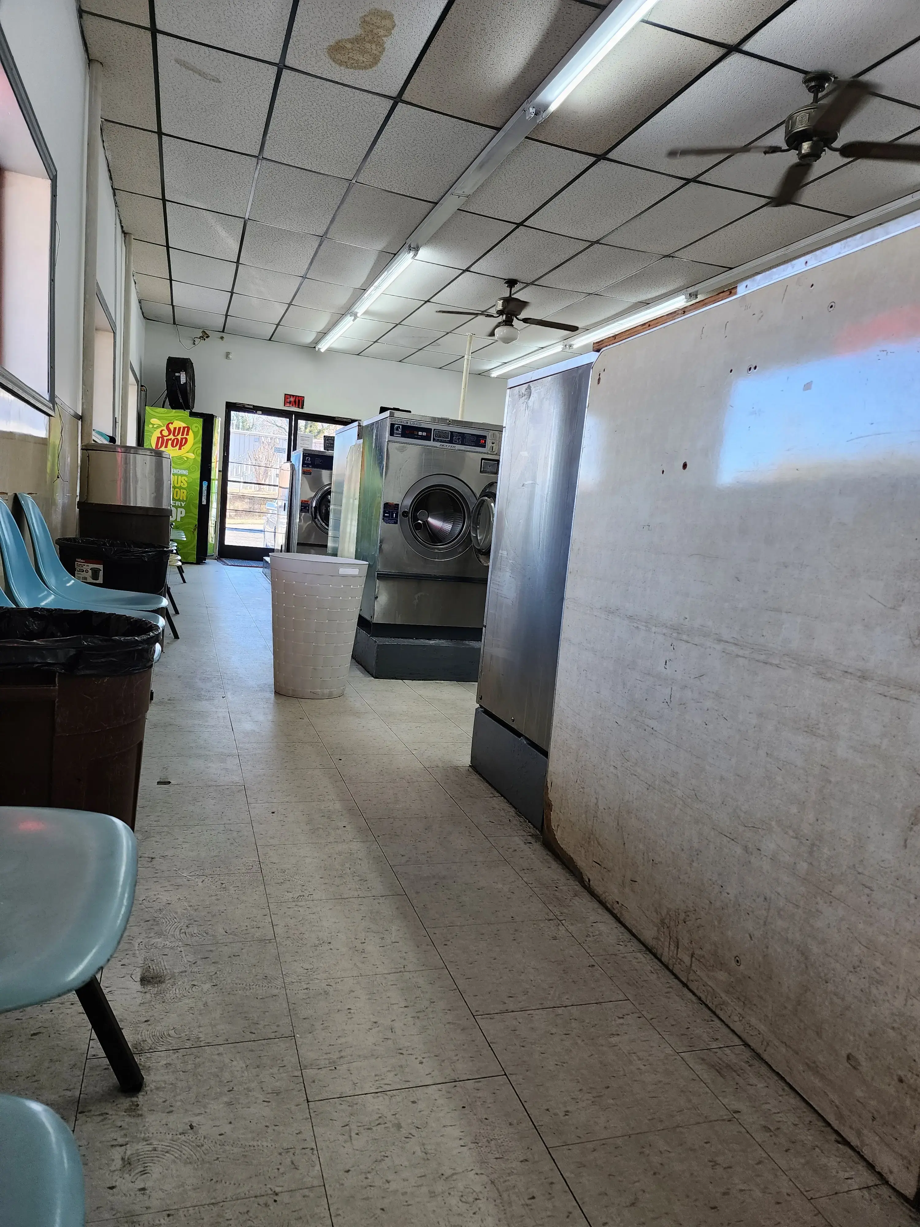 Gaston Avenue Laundromat thumbnail 19
