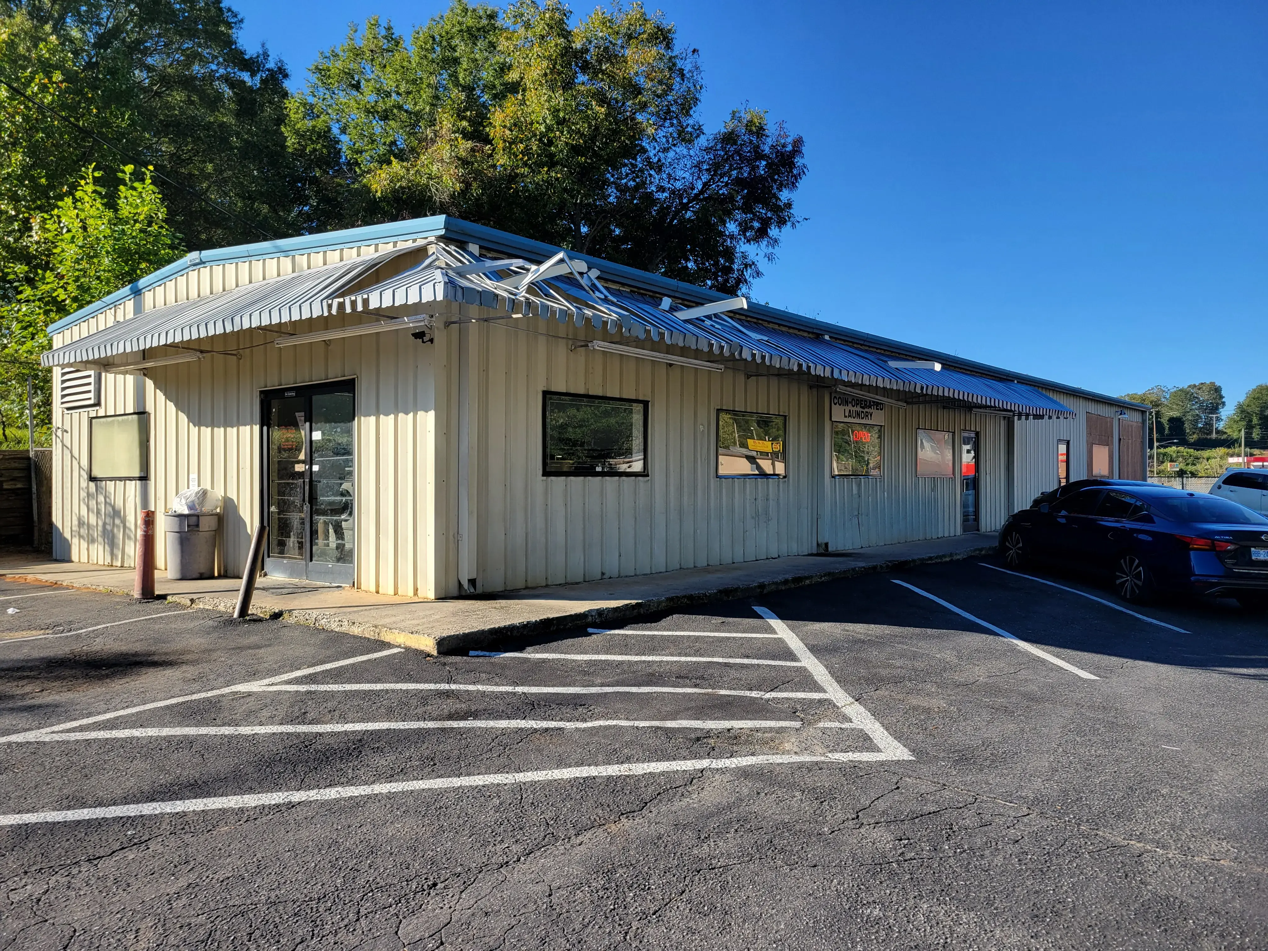 Gaston Avenue Laundromat thumbnail 10