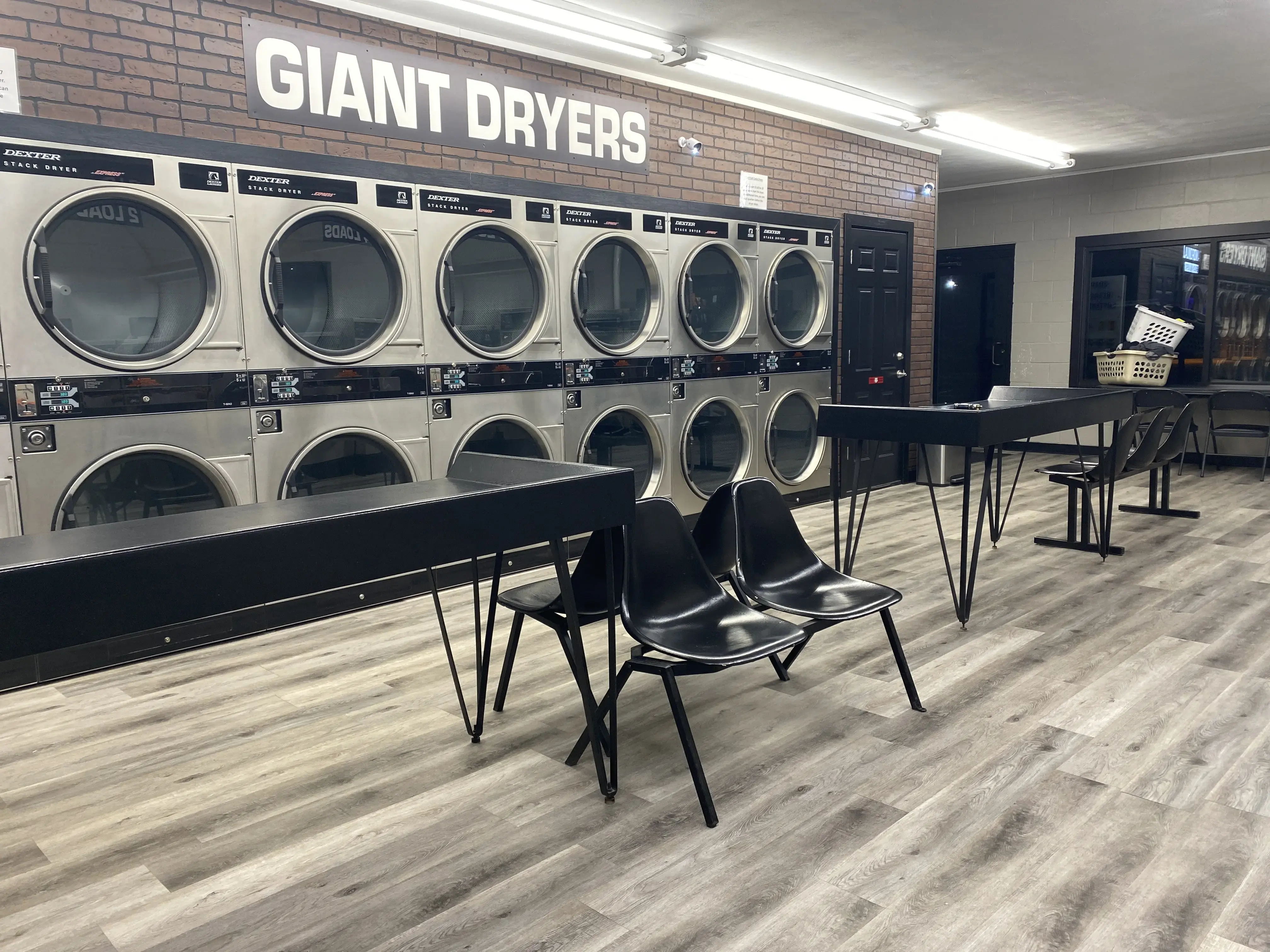 Giant Laundromat - Image 5